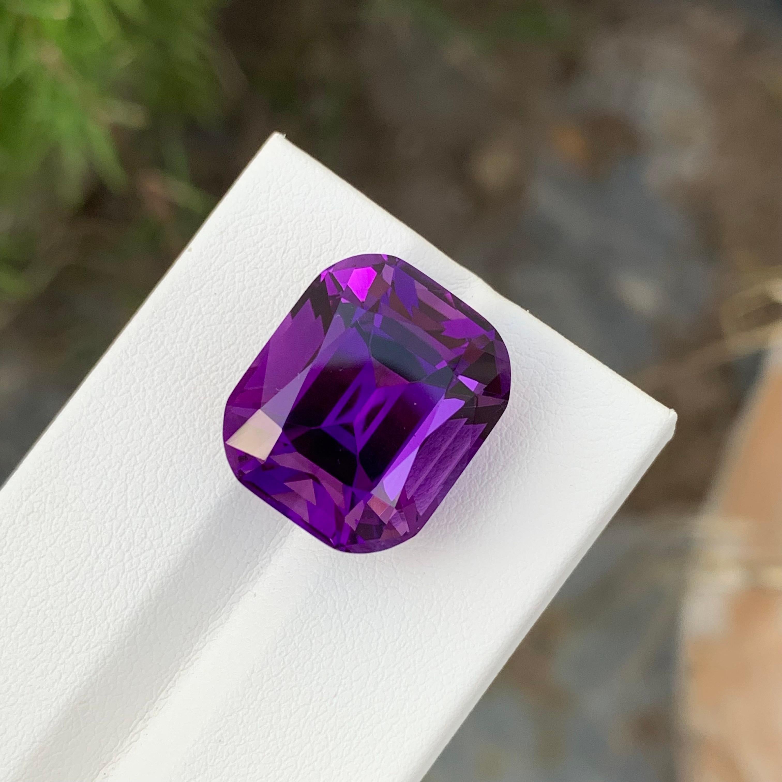 Taglio cuscino Enorme pietra preziosa a forma di cuscino di ametista viola scuro sfusa da 20,60 carati naturali in vendita