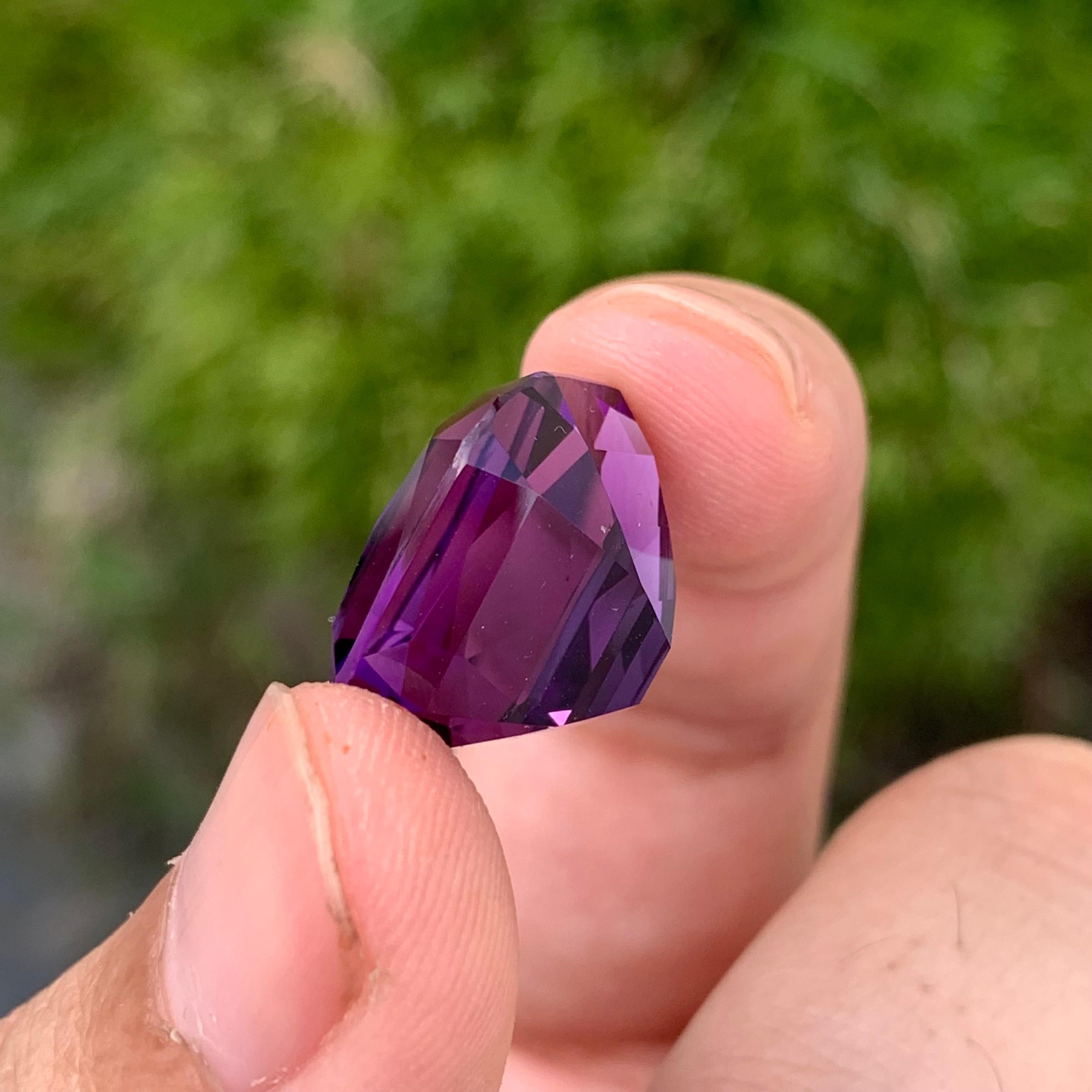 Enorme pietra preziosa a forma di cuscino di ametista viola scuro sfusa da 20,60 carati naturali in vendita 2