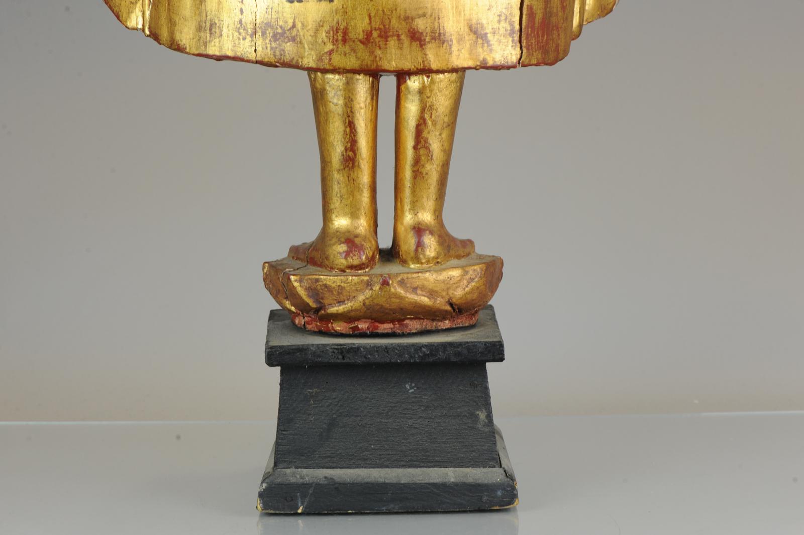 Grande statue thaïlandaise en bois sculpté du 20ème siècle représentant un Bouddha sculpté en or en vente 5