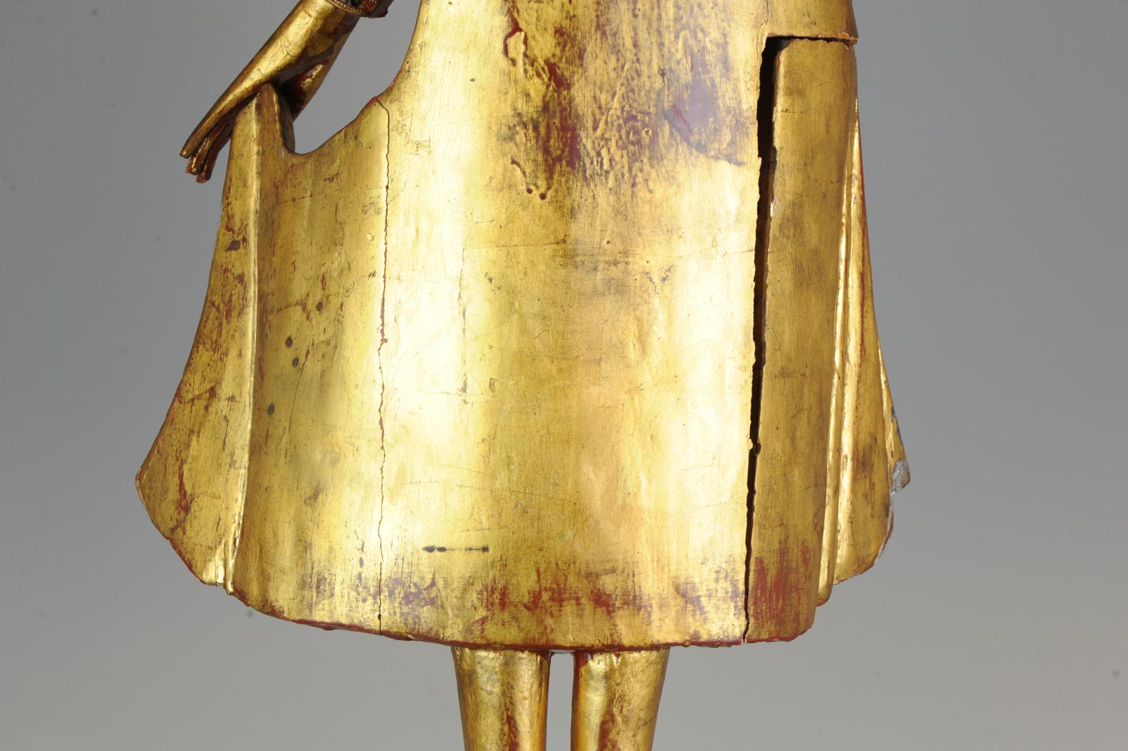 Grande statue thaïlandaise en bois sculpté du 20ème siècle représentant un Bouddha sculpté en or en vente 6