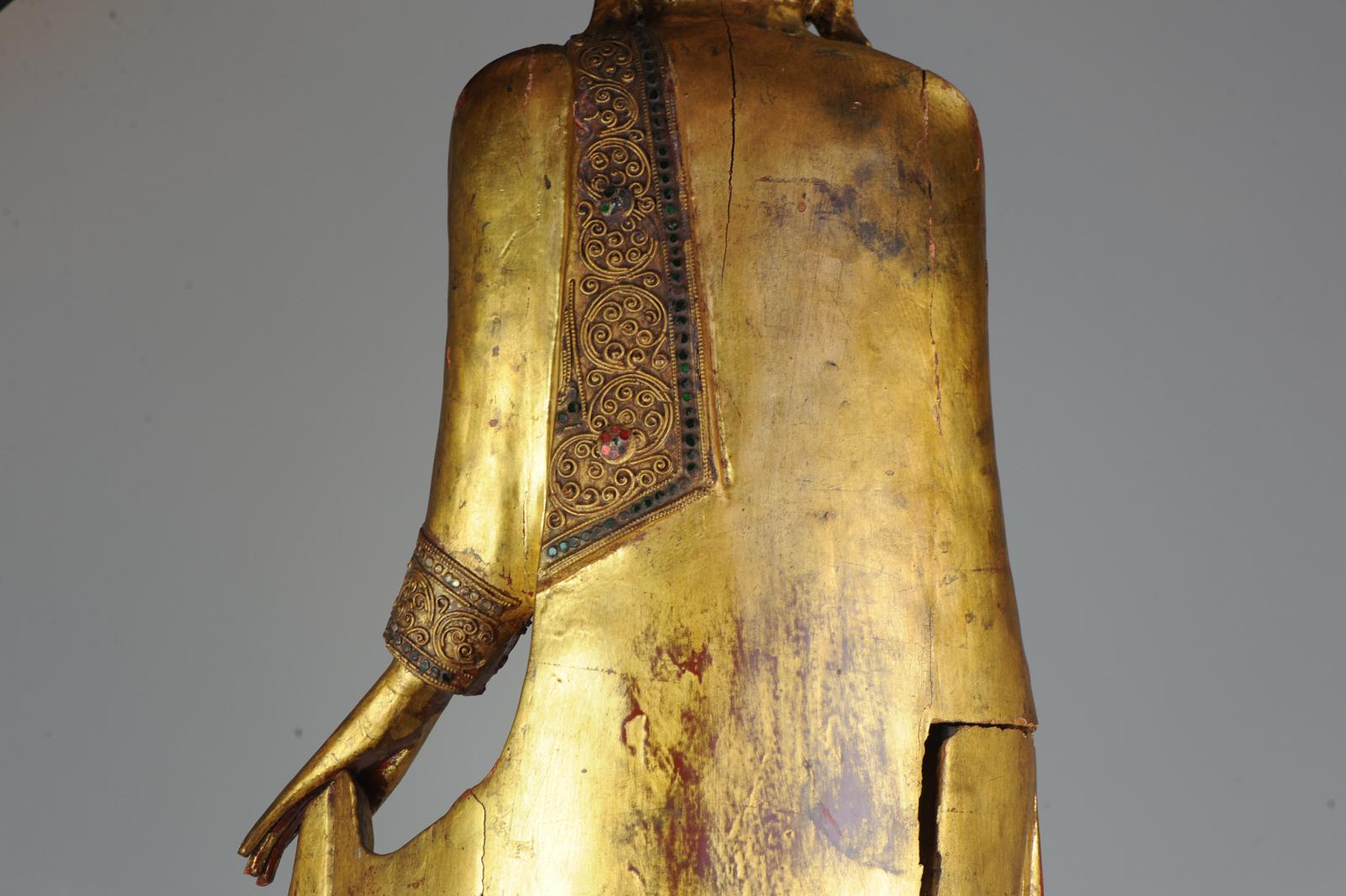 Grande statue thaïlandaise en bois sculpté du 20ème siècle représentant un Bouddha sculpté en or en vente 7