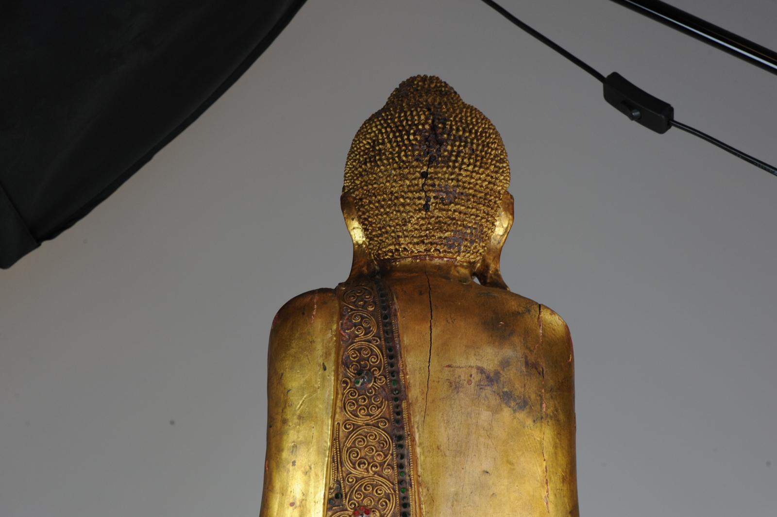 Grande statue thaïlandaise en bois sculpté du 20ème siècle représentant un Bouddha sculpté en or en vente 8