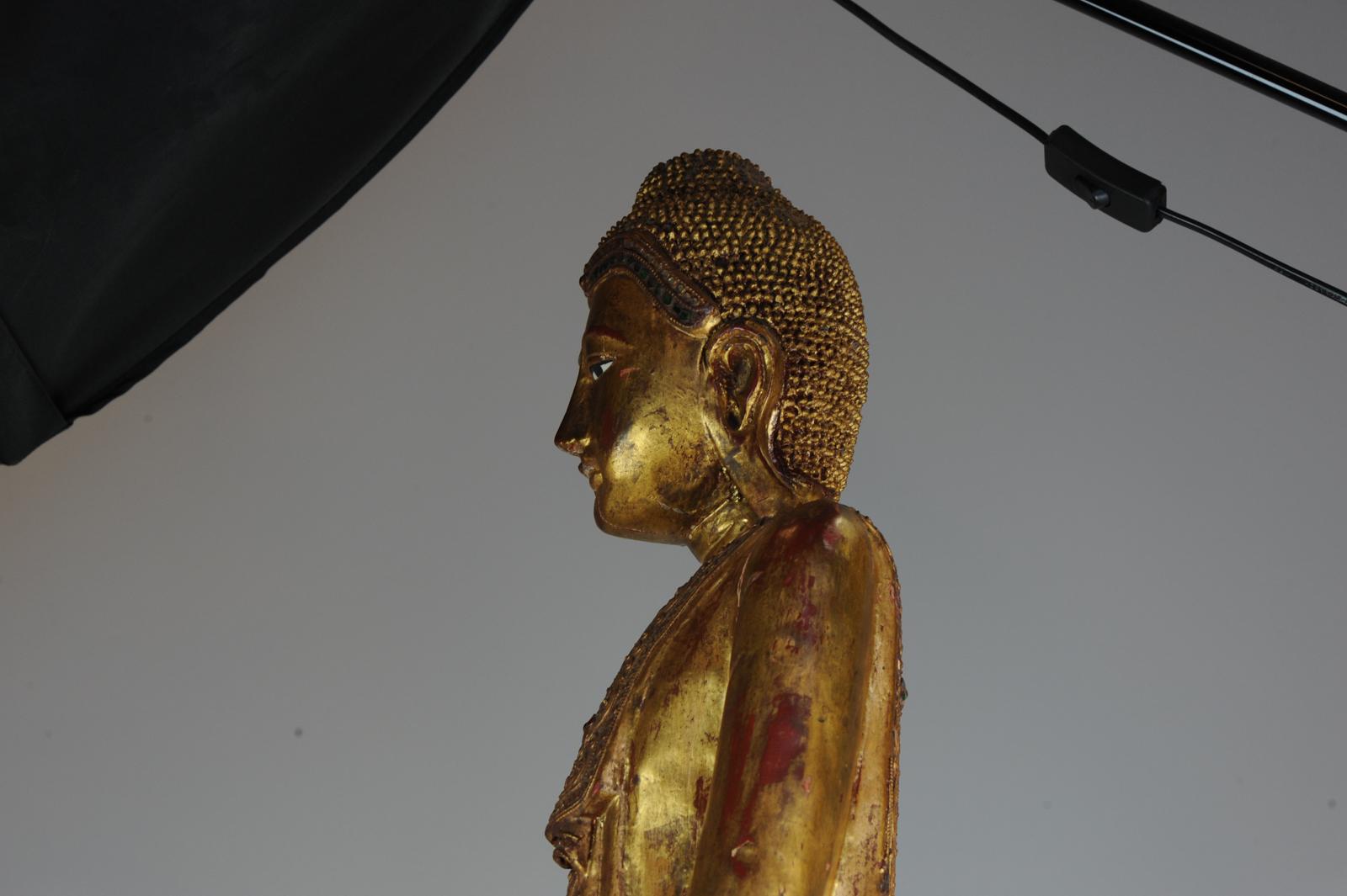 Grande statue thaïlandaise en bois sculpté du 20ème siècle représentant un Bouddha sculpté en or en vente 9
