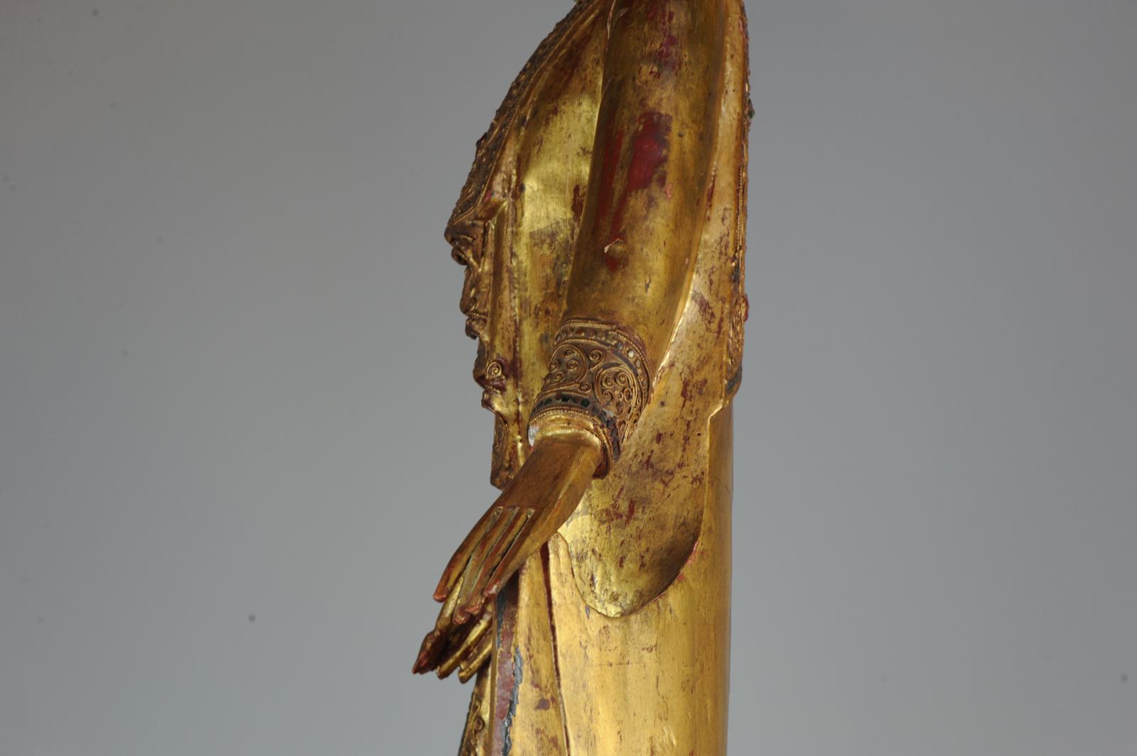 Grande statue thaïlandaise en bois sculpté du 20ème siècle représentant un Bouddha sculpté en or en vente 10