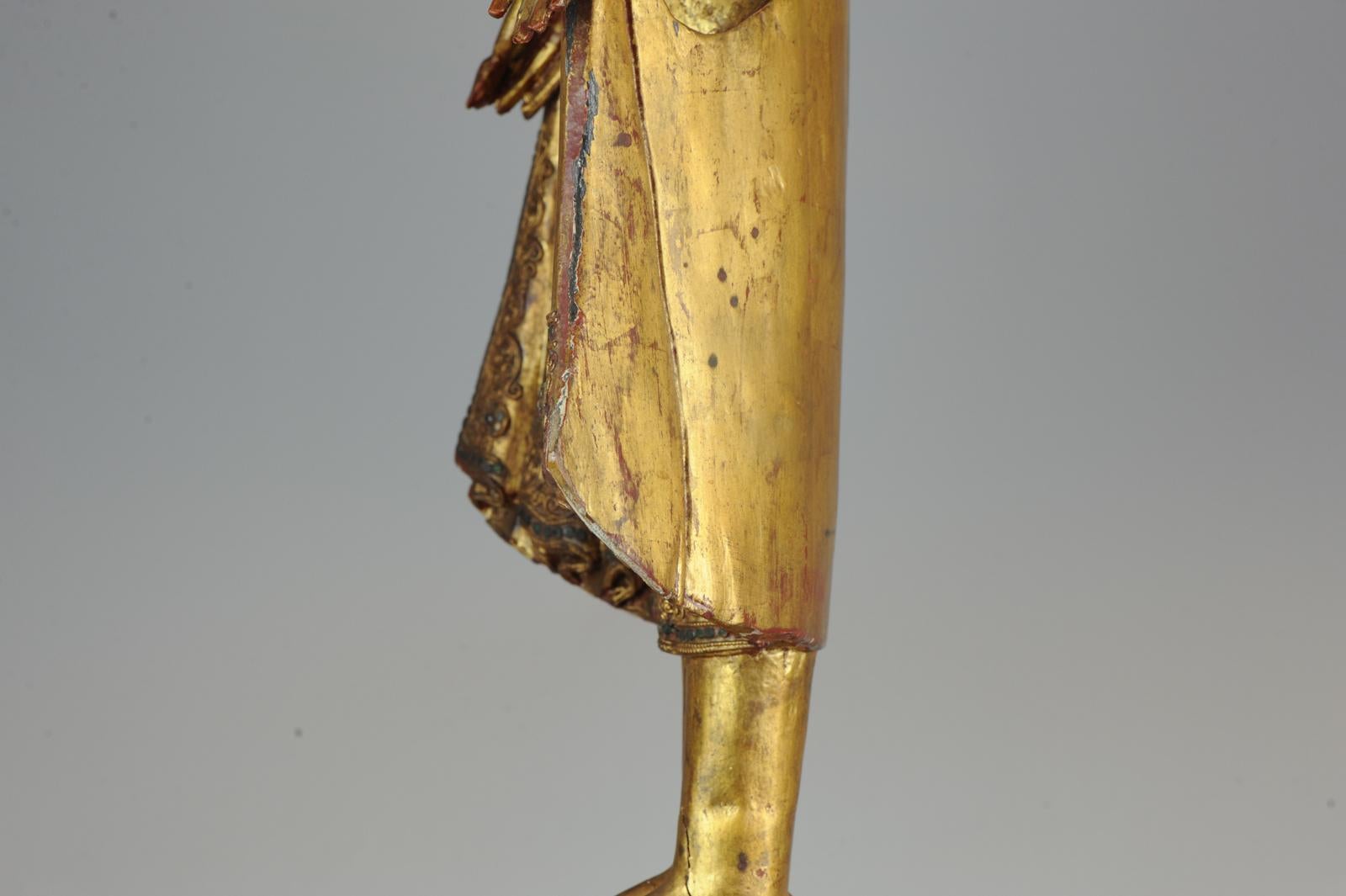 Grande statue thaïlandaise en bois sculpté du 20ème siècle représentant un Bouddha sculpté en or en vente 11