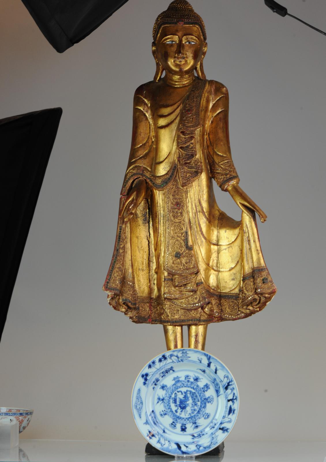 Grande statue thaïlandaise en bois sculpté du 20ème siècle représentant un Bouddha sculpté en or en vente 13