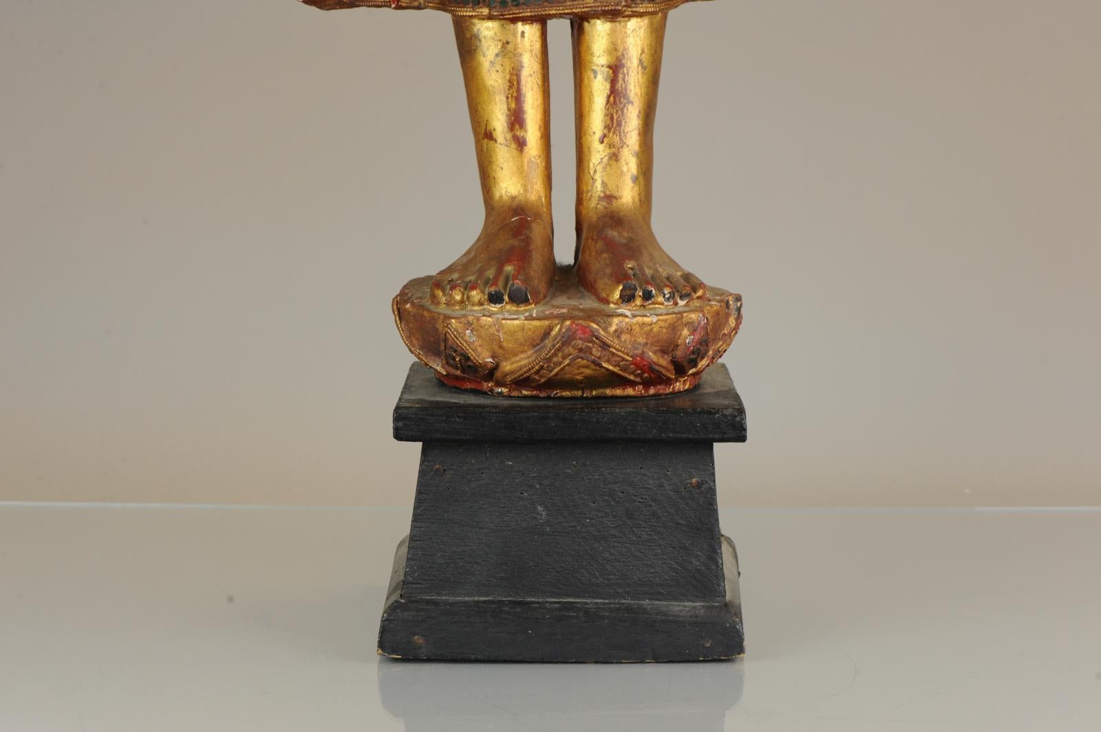 Énorme statue magnifiquement sculptée d'un bouddha en position assise. Il est très grand, une assiette de taille normale est ajoutée dans 1 des photos pour comparaison.

Un bel artefact, qui semble provenir de Thaïlande, probablement de la seconde