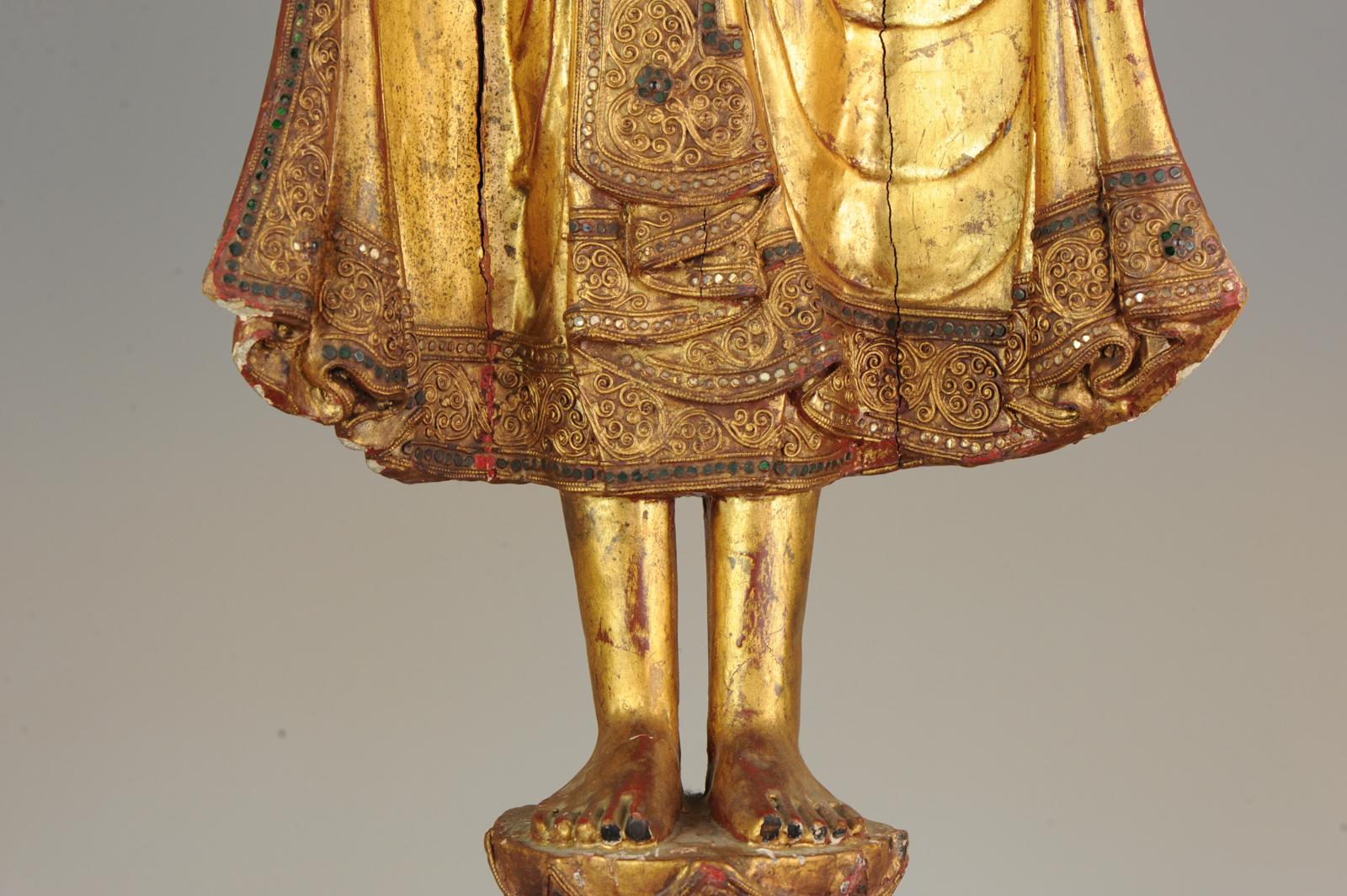 Thaïlandais Grande statue thaïlandaise en bois sculpté du 20ème siècle représentant un Bouddha sculpté en or en vente