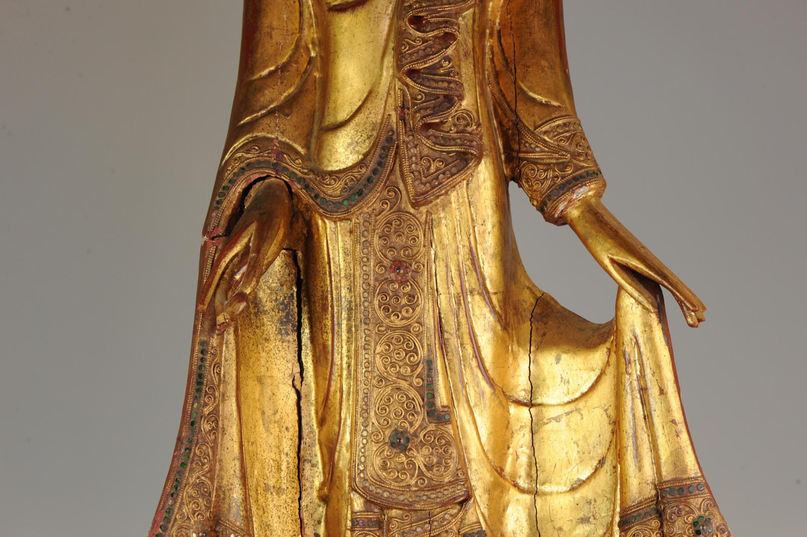 Grande statue thaïlandaise en bois sculpté du 20ème siècle représentant un Bouddha sculpté en or État moyen - En vente à Amsterdam, Noord Holland