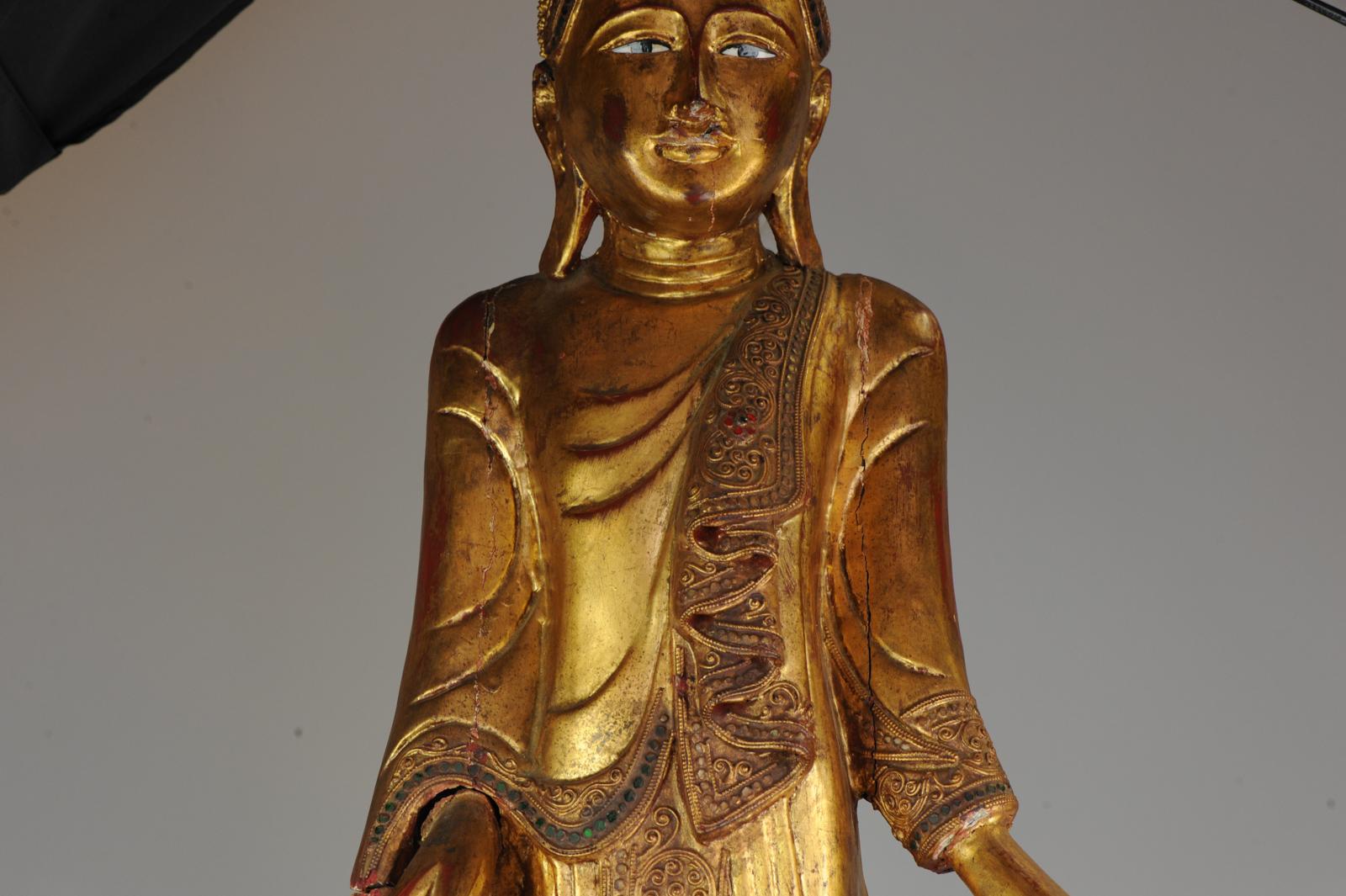 20ième siècle Grande statue thaïlandaise en bois sculpté du 20ème siècle représentant un Bouddha sculpté en or en vente