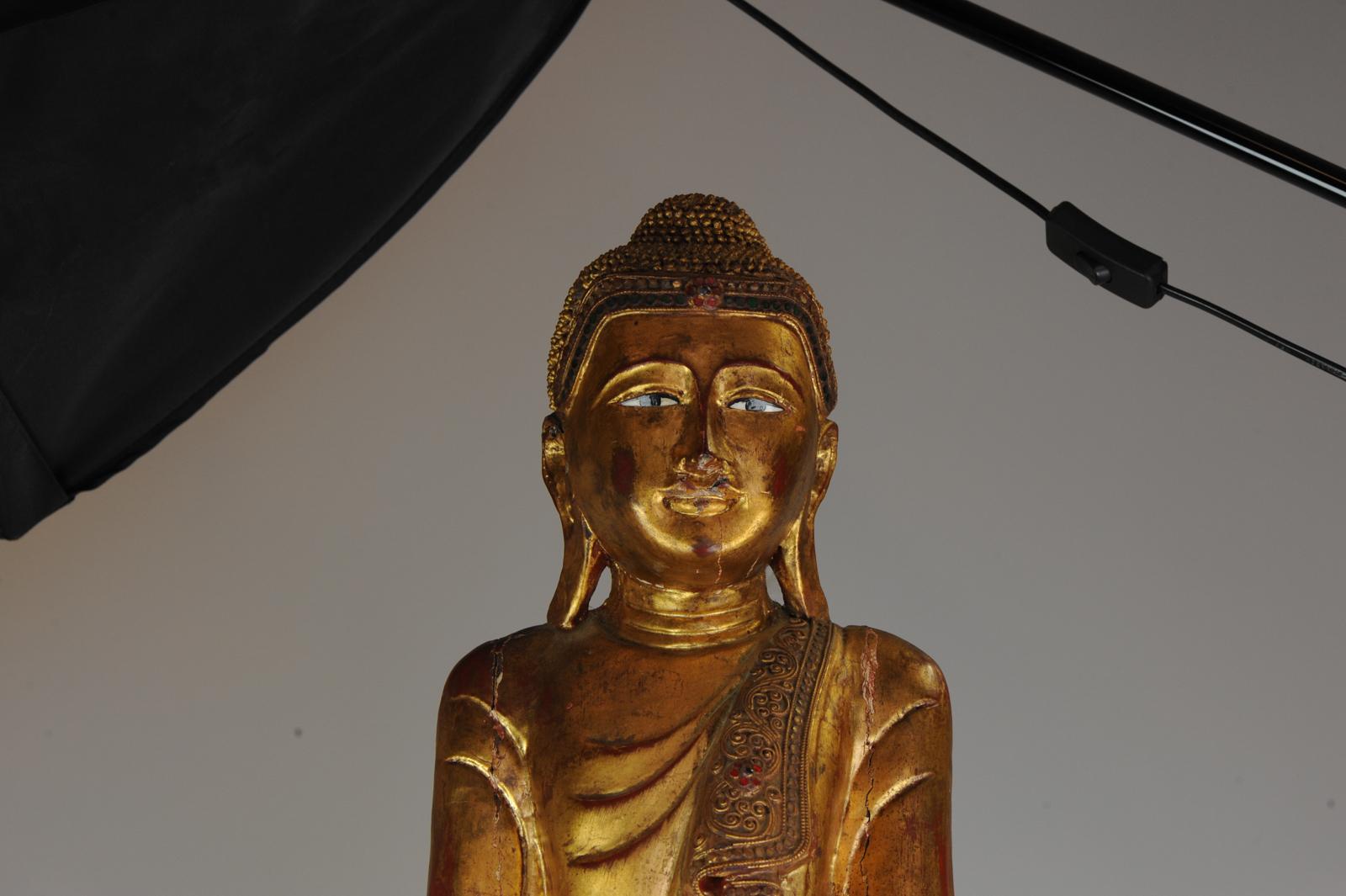 Bois Grande statue thaïlandaise en bois sculpté du 20ème siècle représentant un Bouddha sculpté en or en vente