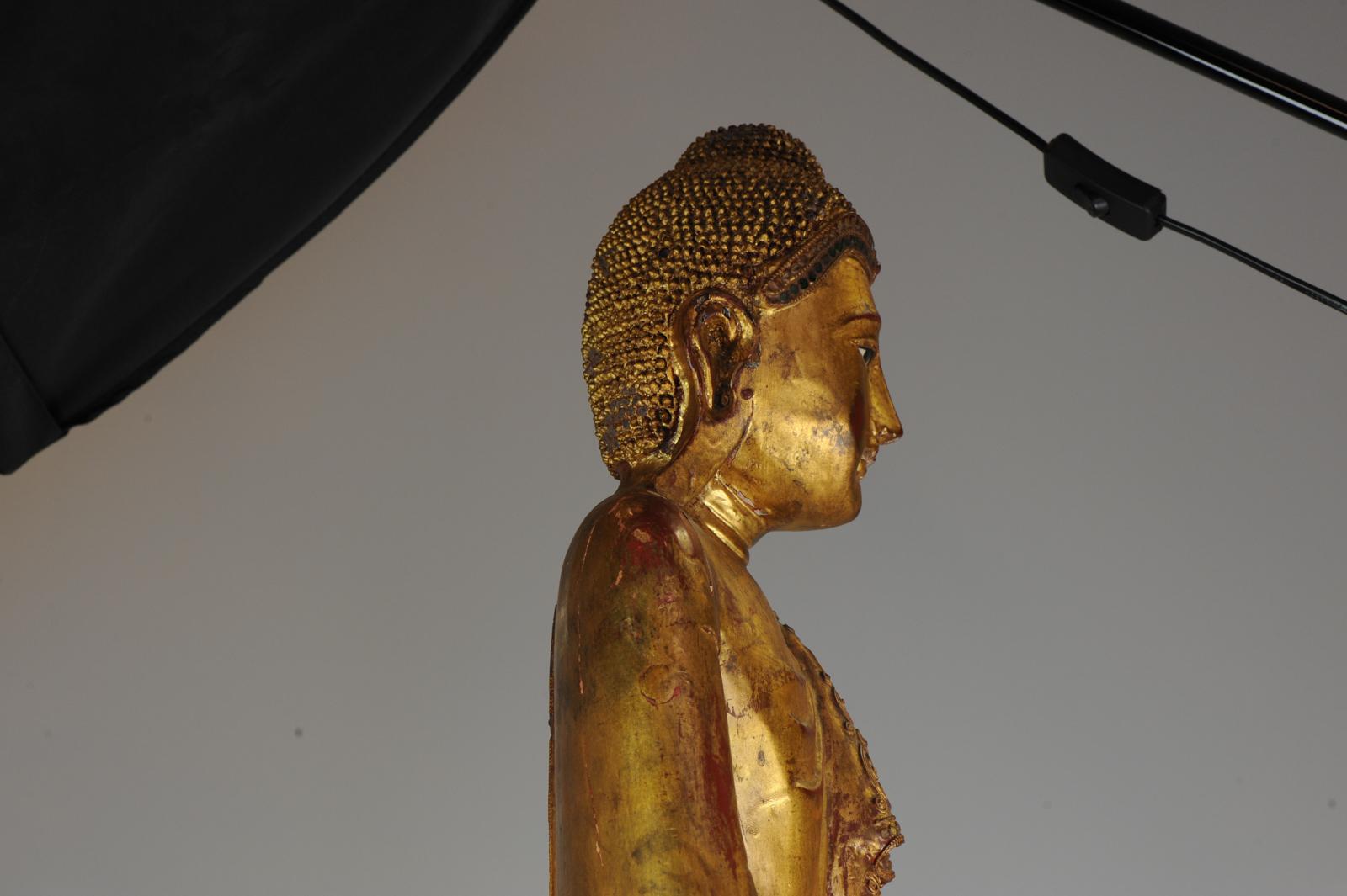Grande statue thaïlandaise en bois sculpté du 20ème siècle représentant un Bouddha sculpté en or en vente 1