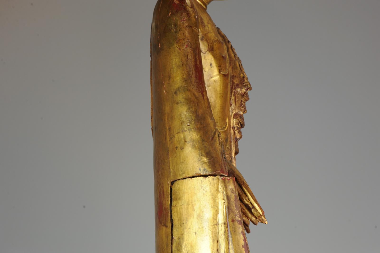 Grande statue thaïlandaise en bois sculpté du 20ème siècle représentant un Bouddha sculpté en or en vente 2