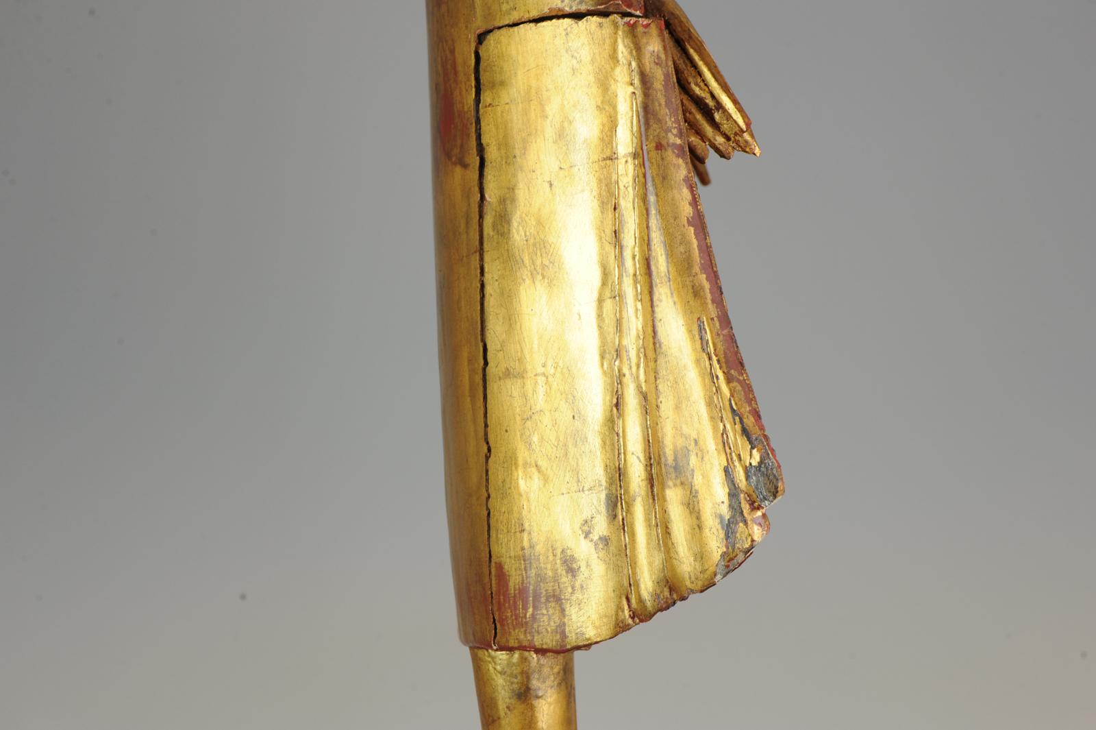 Grande statue thaïlandaise en bois sculpté du 20ème siècle représentant un Bouddha sculpté en or en vente 3