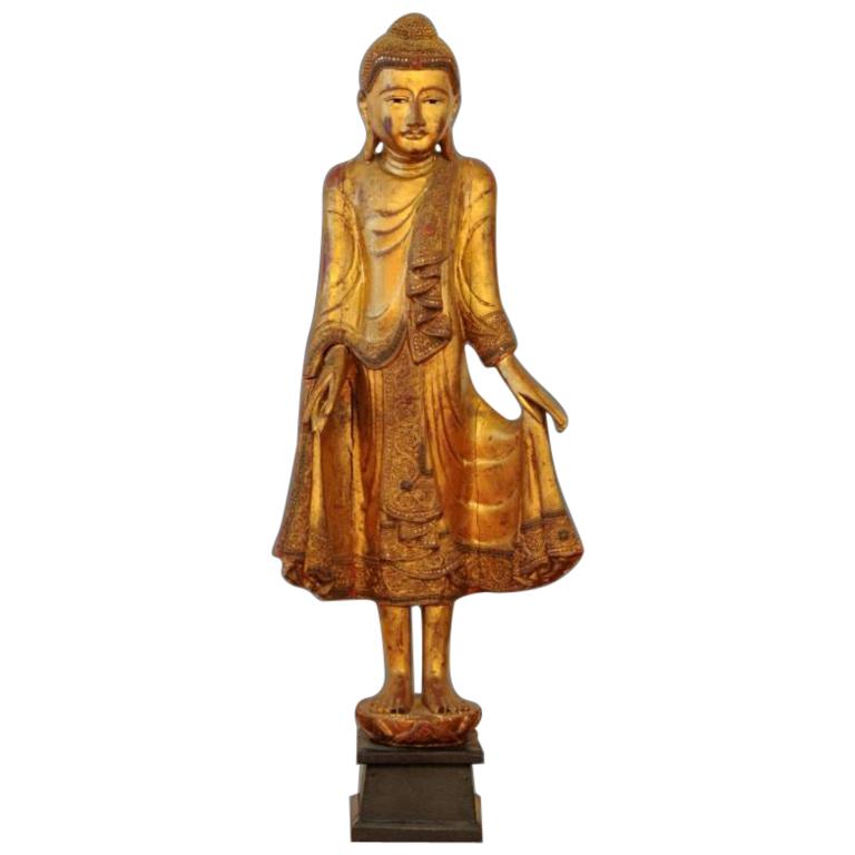 Grande statue thaïlandaise en bois sculpté du 20ème siècle représentant un Bouddha sculpté en or