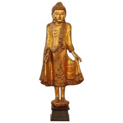 Große thailändische geschnitzte Holzstatue eines Buddha aus dem 20. Jahrhundert mit Goldschnitzereien