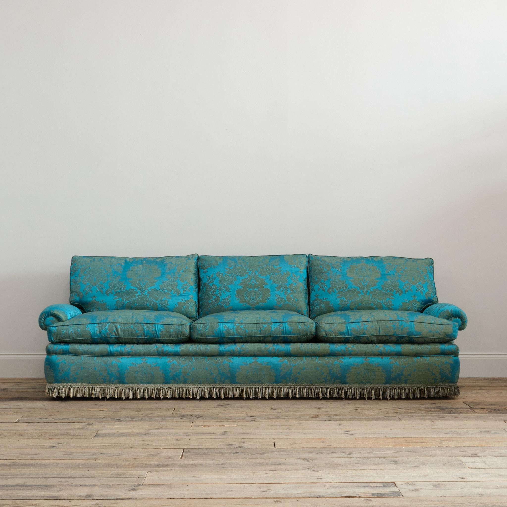 Un immense canapé de maison de campagne du 20e siècle. Probablement par Harrods c1980. 

Les accoudoirs et l'assise à ressorts, combinés aux coussins d'assise et de dossier garnis de duvet, en font un endroit très confortable. 

Nous vous