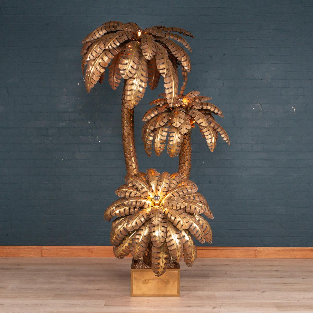A massive and very rare Maison Jansen palm tree floor lamp dating from the 1960s-1970s, with fifteen light points. Of fantastic proportions, superb quality with stained green palms, a wonderful piece of interior design from the latter part of the