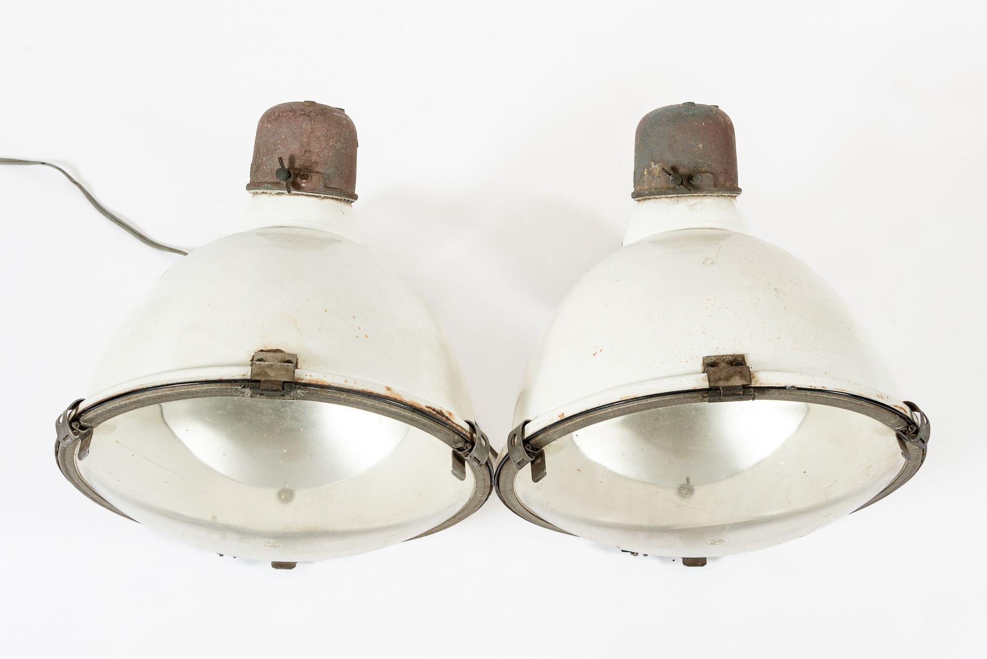 Enorme Pareja de Lámparas Industriales Vintage de 22