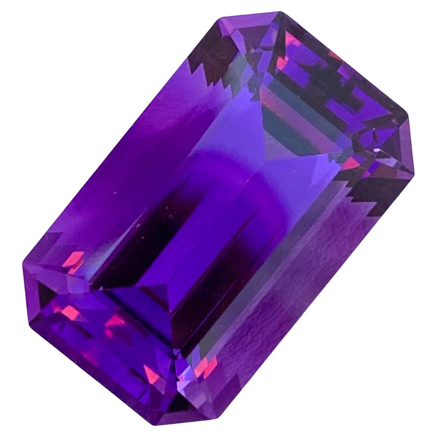 Grande pierre précieuse naturelle non sertie, améthyste violet foncé taille émeraude de 23,50 carats 
