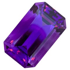 Grande pierre précieuse naturelle non sertie, améthyste violet foncé taille émeraude de 23,50 carats 