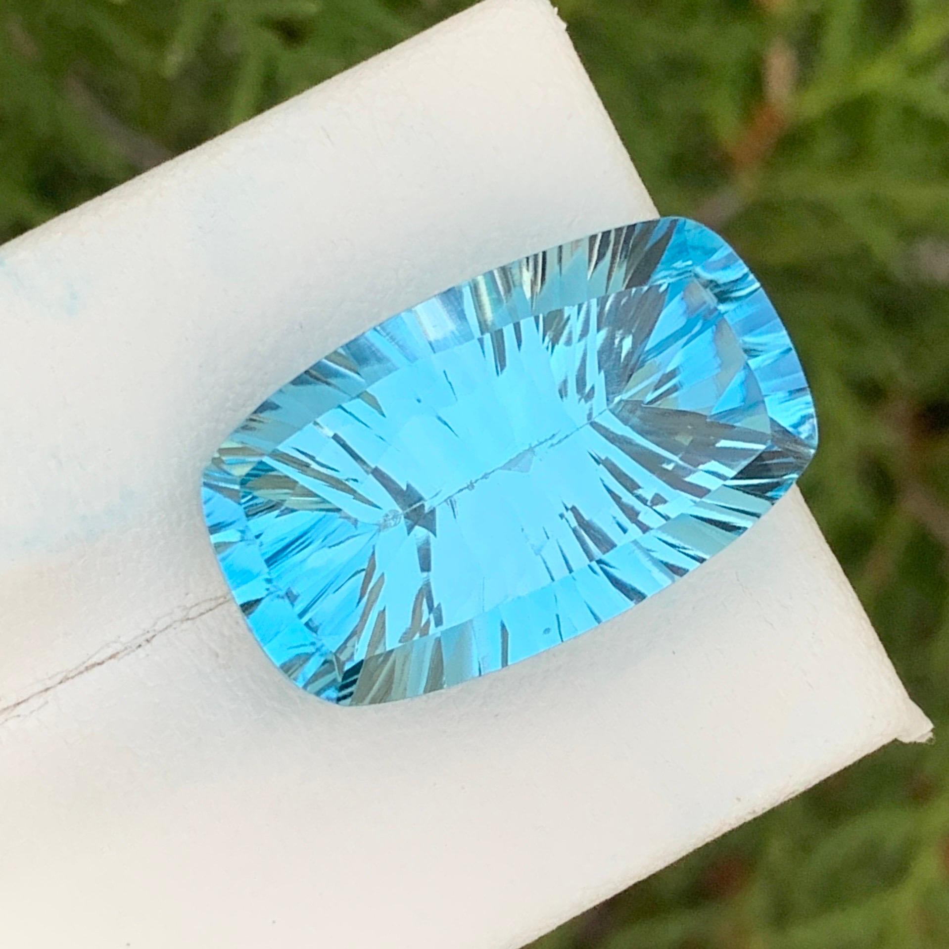 Mouvement esthétique Grande topaze bleu ciel non sertie de 24,70 carats pour collier bijoux  en vente