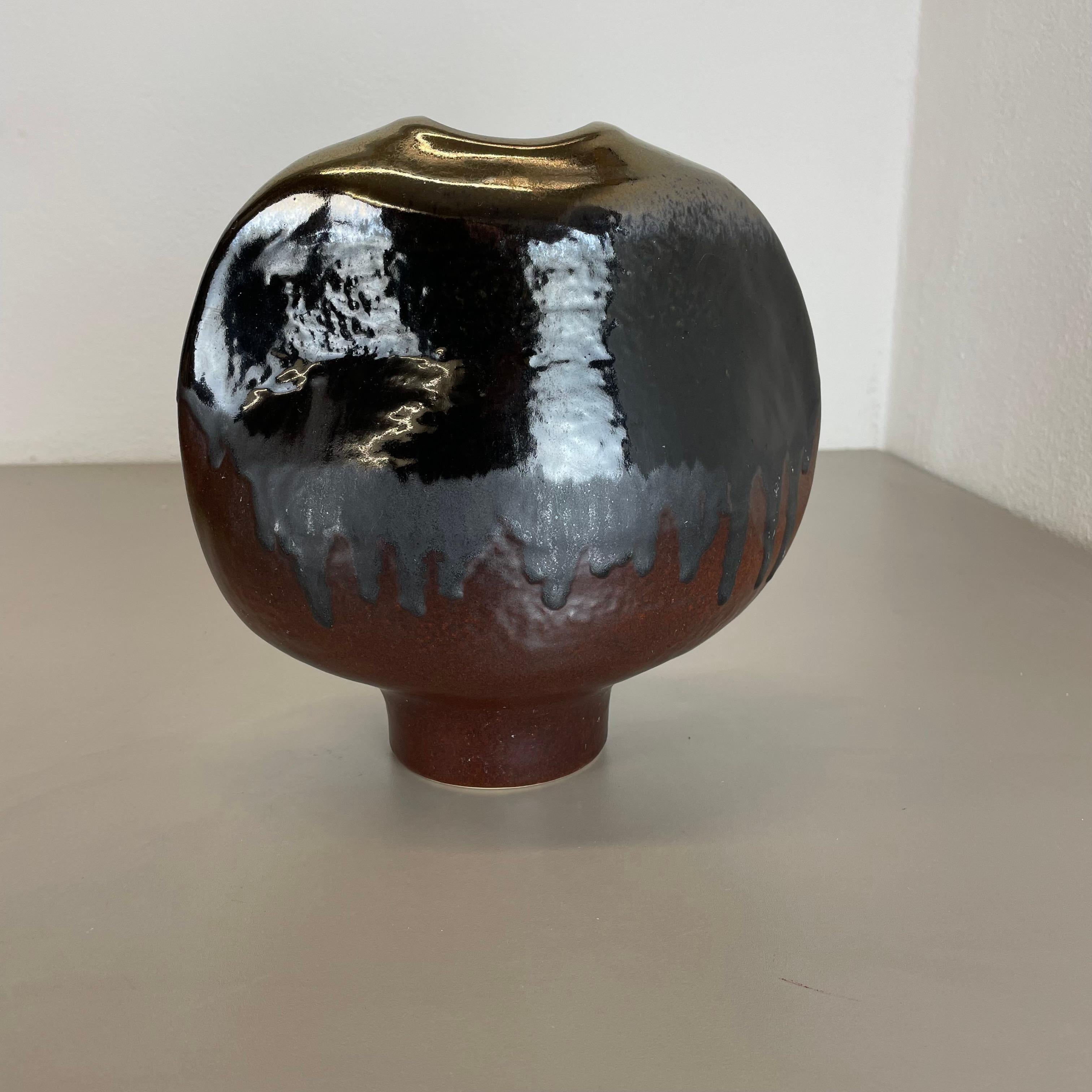 Article:

Ceramic vase object


Design: 

Heiner Balzar


Producer:

Steuler, Germany



Decade:

1970s


This original vintage ceramic object was produced by Steuler in the 1970s in Germany. Its was designed by famous pottery designer Heiner Balzar