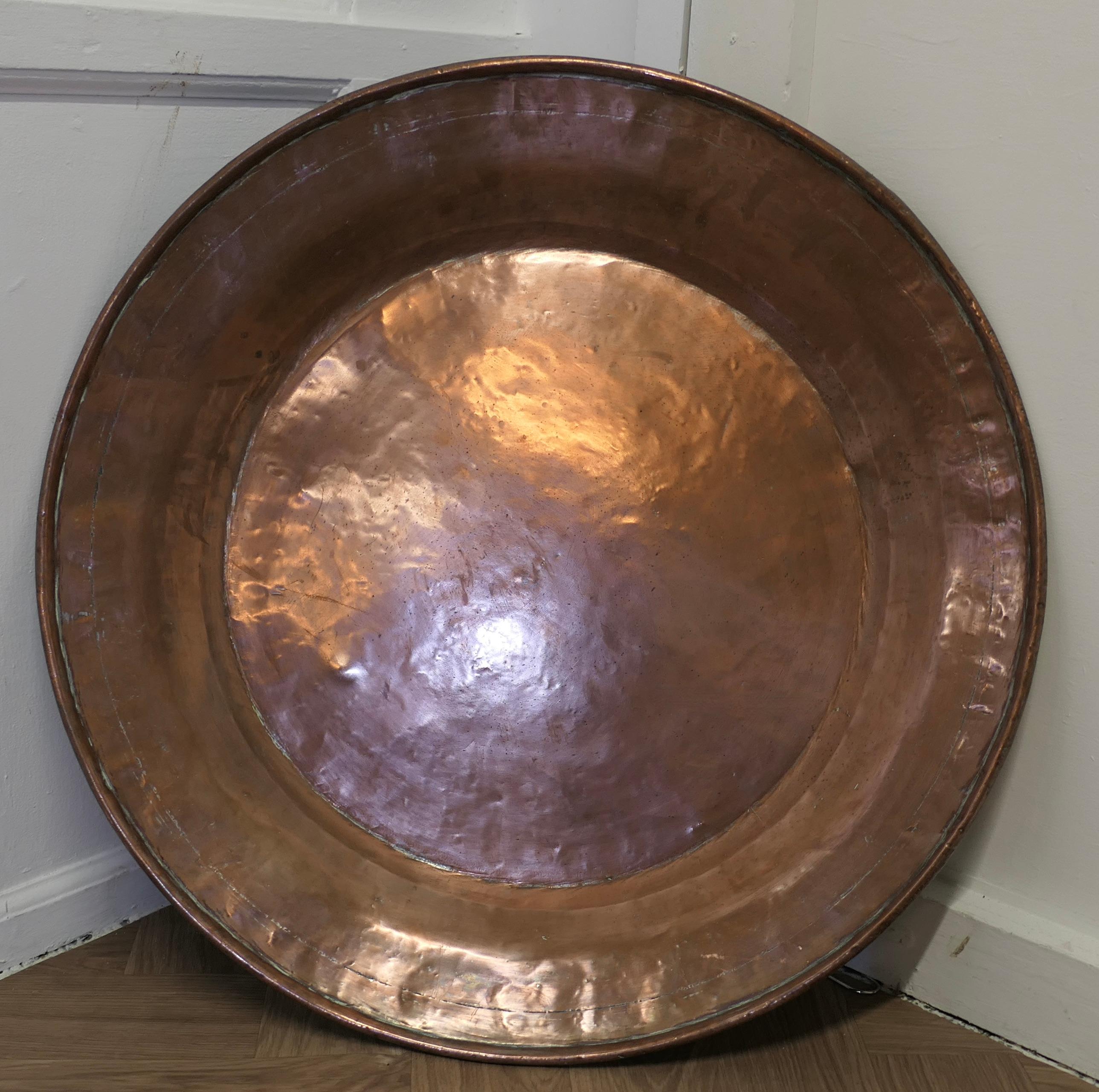 Enorme piastra da parete rotonda in rame da 2,5 piedi in su, in stile Arts and Crafts

Un pezzo bellissimo ed enorme, realizzato a mano in rame, che misura davvero 30