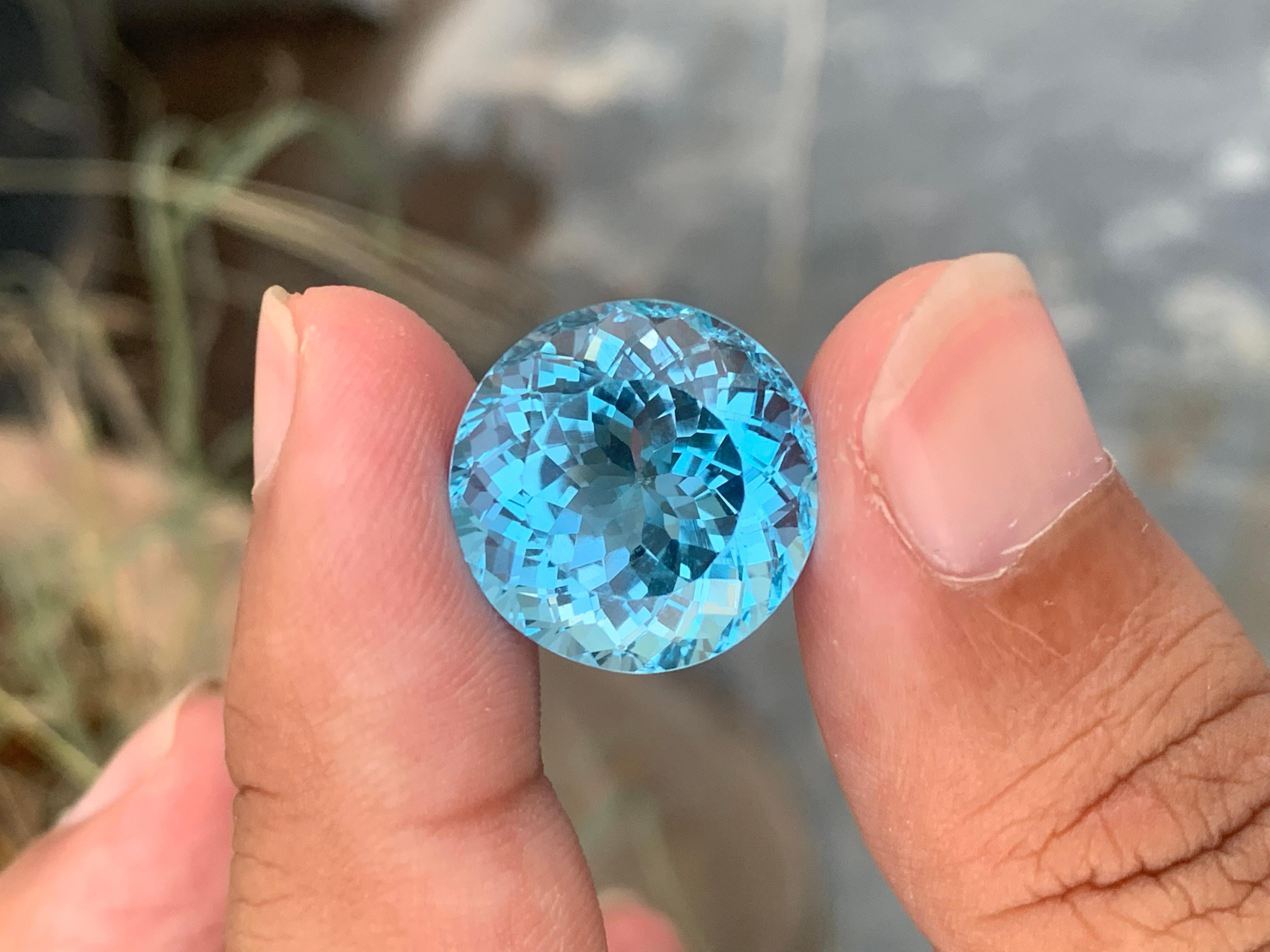 Huge 25.70 Carats Loose Sky Blue Topaz Gemstone For Necklace Jewelry  In New Condition For Sale In Peshawar, PK