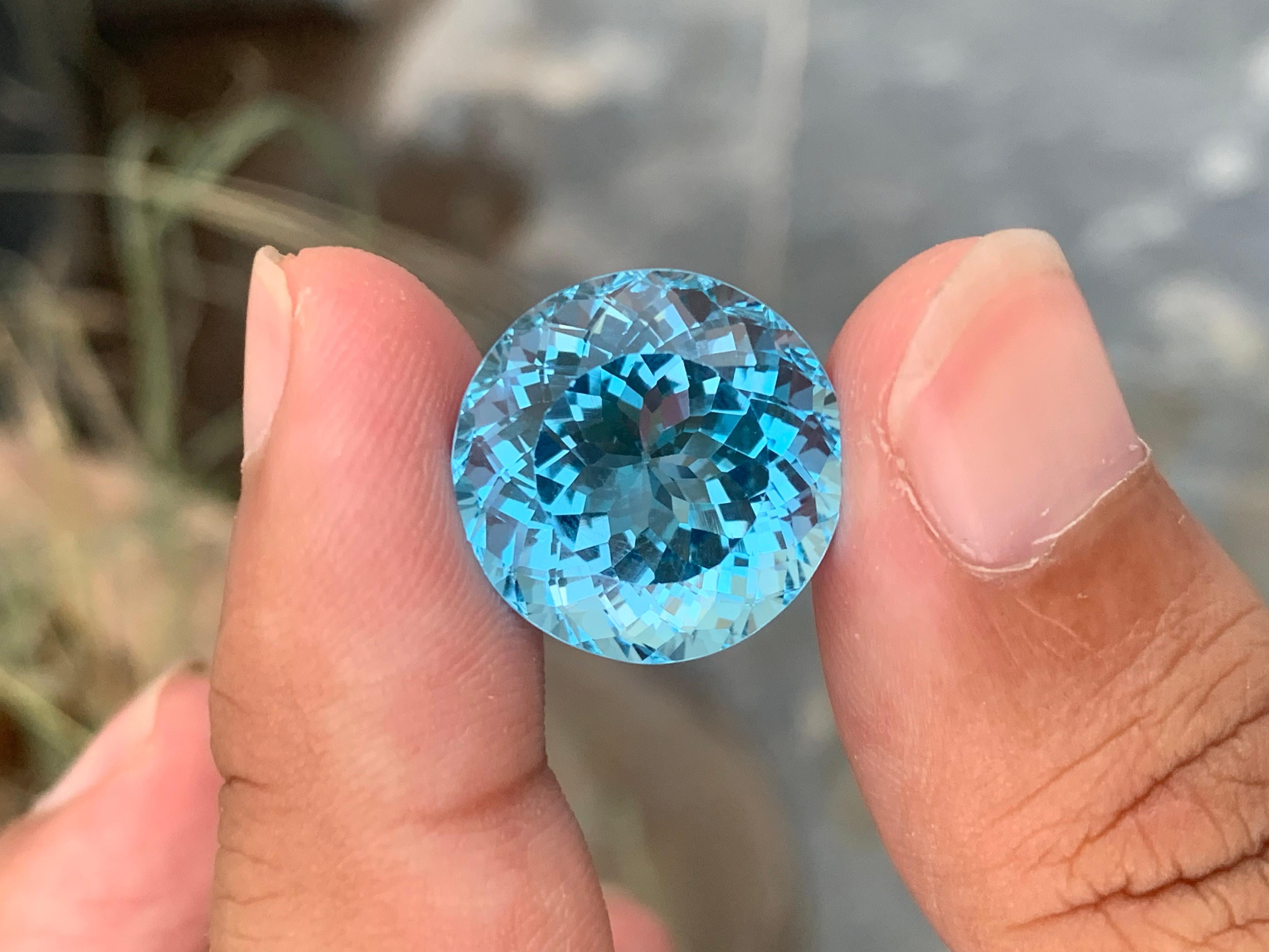 Women's or Men's Huge 25.70 Carats Loose Sky Blue Topaz Gemstone For Necklace Jewelry  For Sale