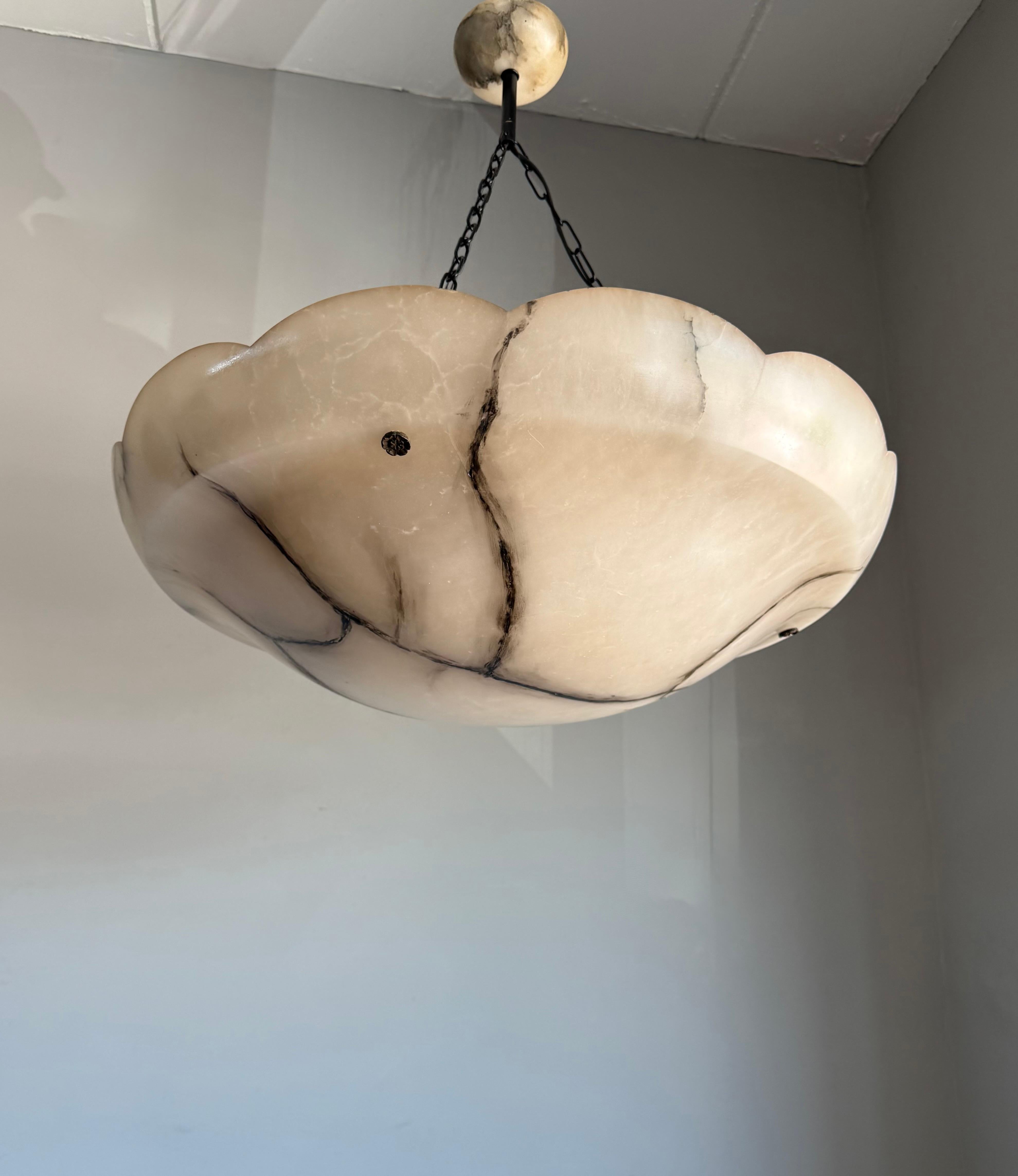 Massiccio lampadario in alabastro antico intagliato a mano - Eleganza senza tempo in bianco e nero.

Se sei alla ricerca di un vero e proprio pezzo forte, questo lampadario antico in alabastro di dimensioni eccezionali è a dir poco mozzafiato.