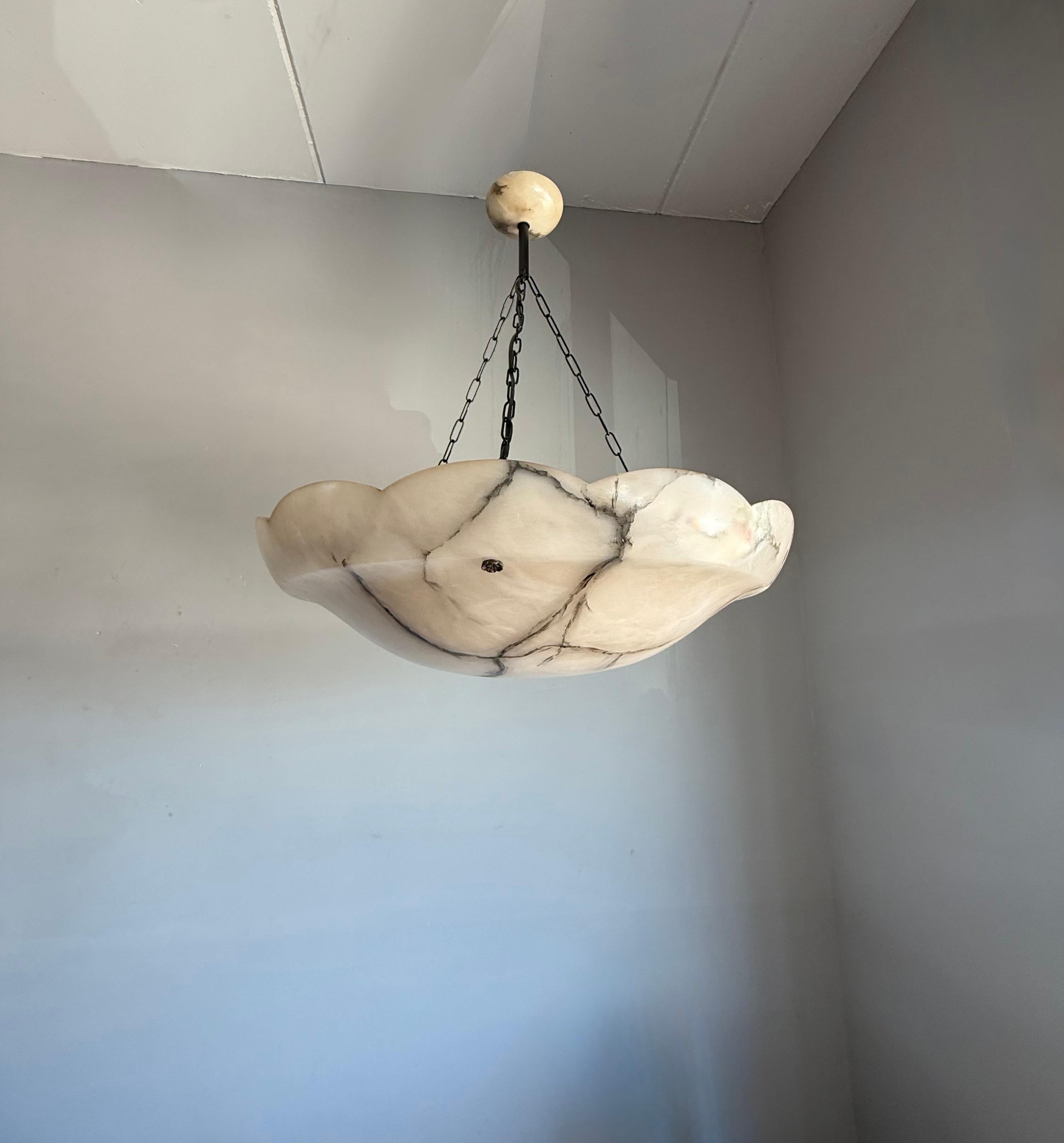 Intagliato a mano Enorme lampadario a sospensione in alabastro antico da 27