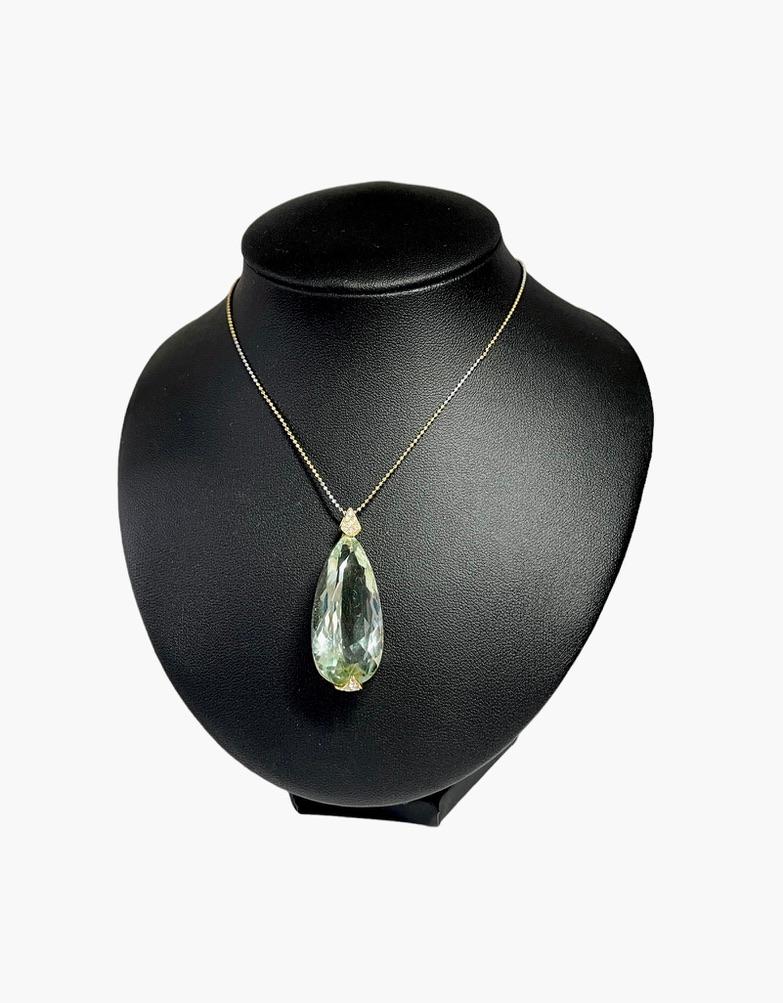 Schauen Sie sich diese atemberaubende Anhänger mit einem massiven 27ct Pear Cut Green Amethyst (Prasiolith) und Diamanten.

Prasiolith ist eigentlich die grüne Variante des Amethysts, also ein Halbedelstein, der in dieser Größe nur schwer zu finden