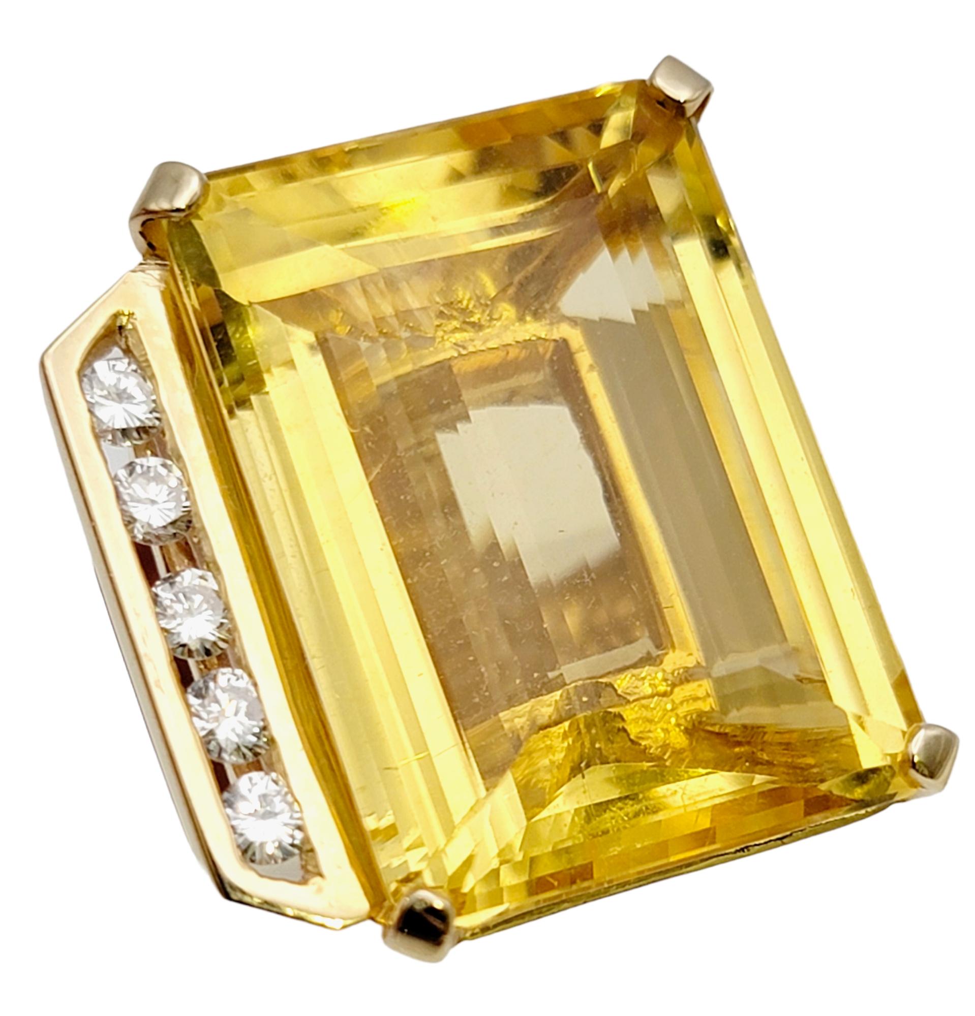 Contemporain Bague cocktail en or jaune avec citrine taille émeraude de 32,31 carats au total et diamants en vente