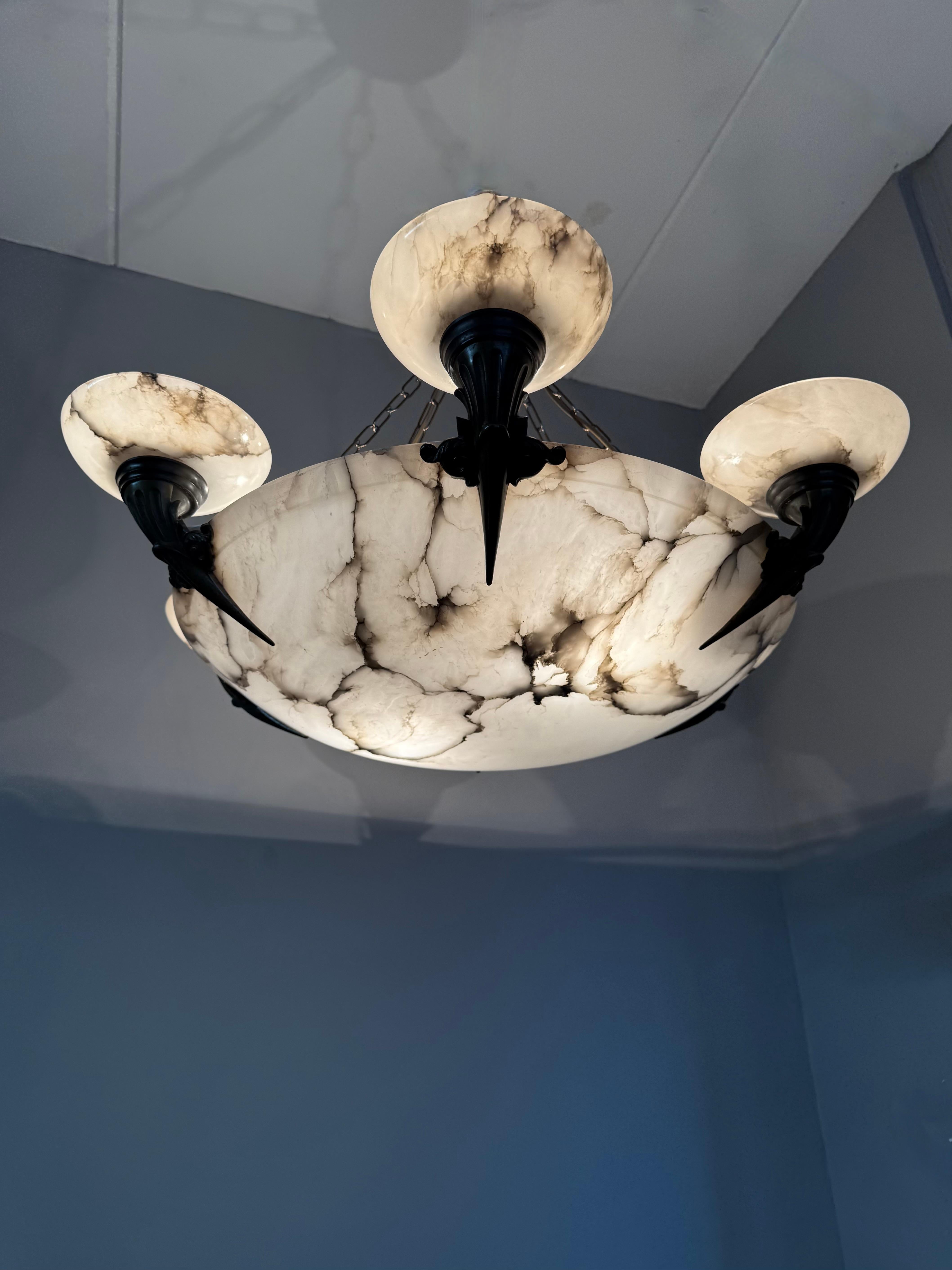Enorme lampadario a sospensione in alabastro bianco e nero da 33 Ø