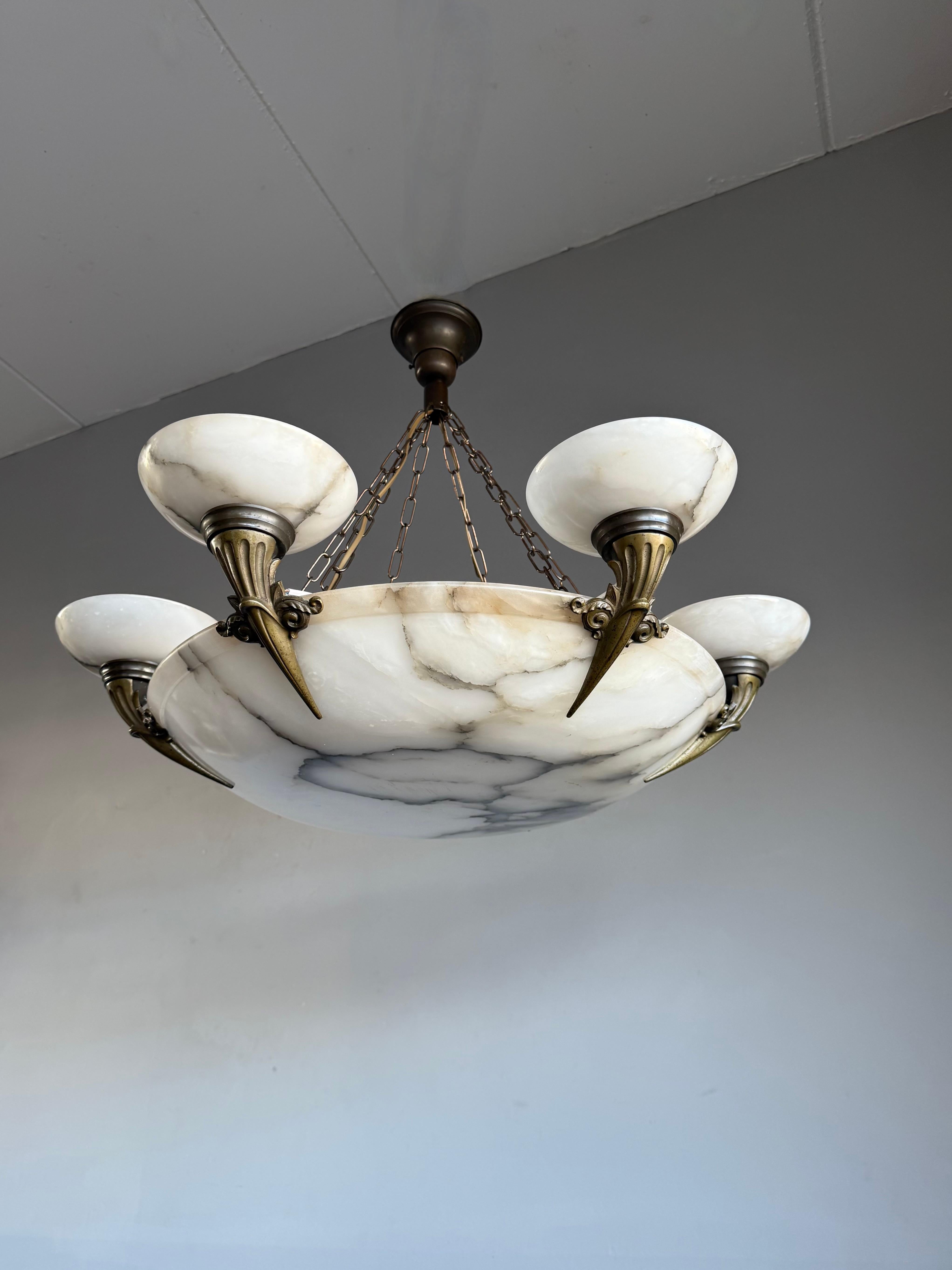 Il lampadario con paralume in alabastro più grande e di alta qualità, in ottime condizioni.

Nel corso degli anni abbiamo offerto e venduto alcuni dei migliori lampadari in alabastro, ma mai prima d'ora siamo stati in grado di acquistare un