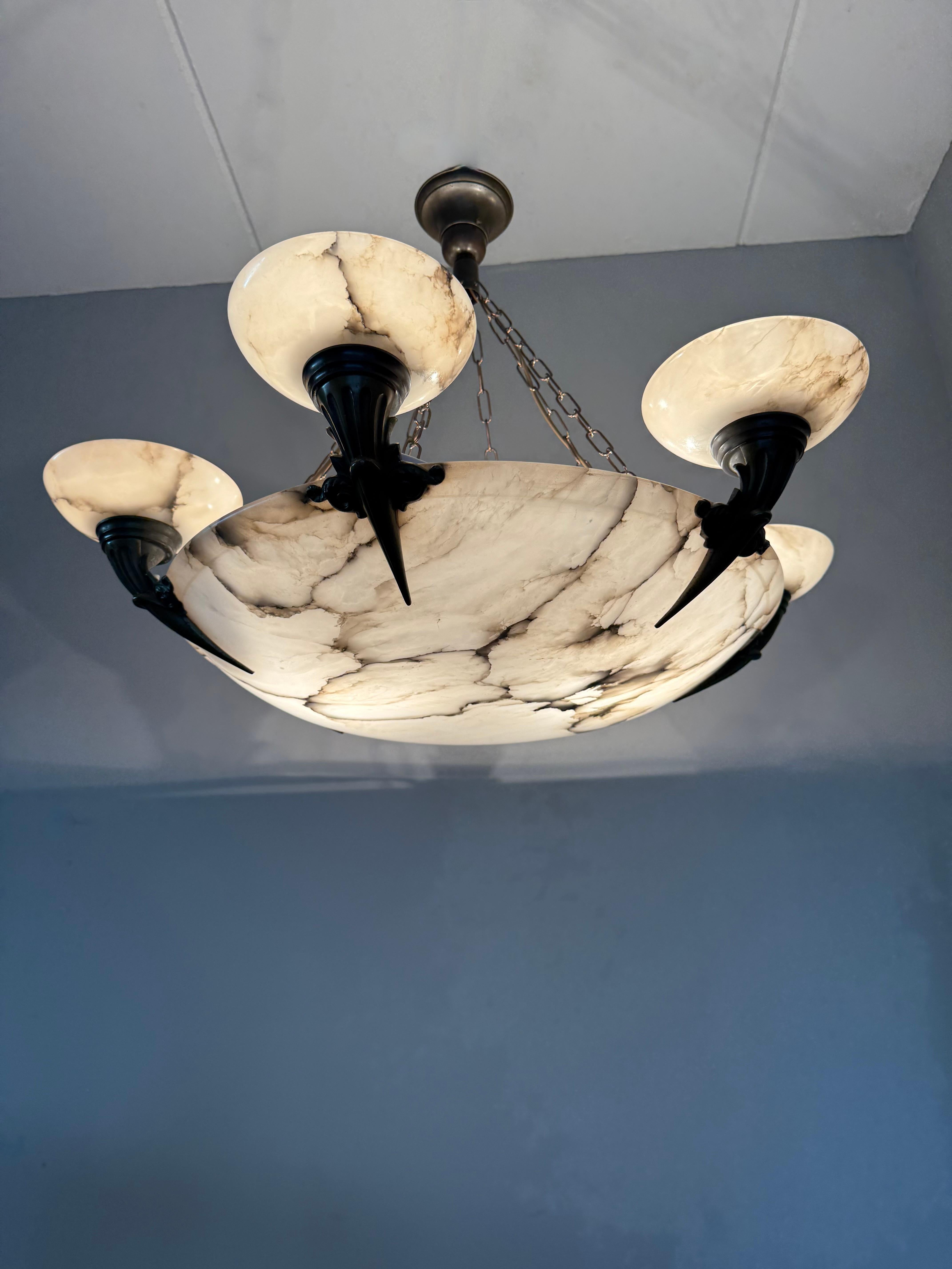 Enorme lampadario a sospensione in alabastro bianco e nero da 33 Ø