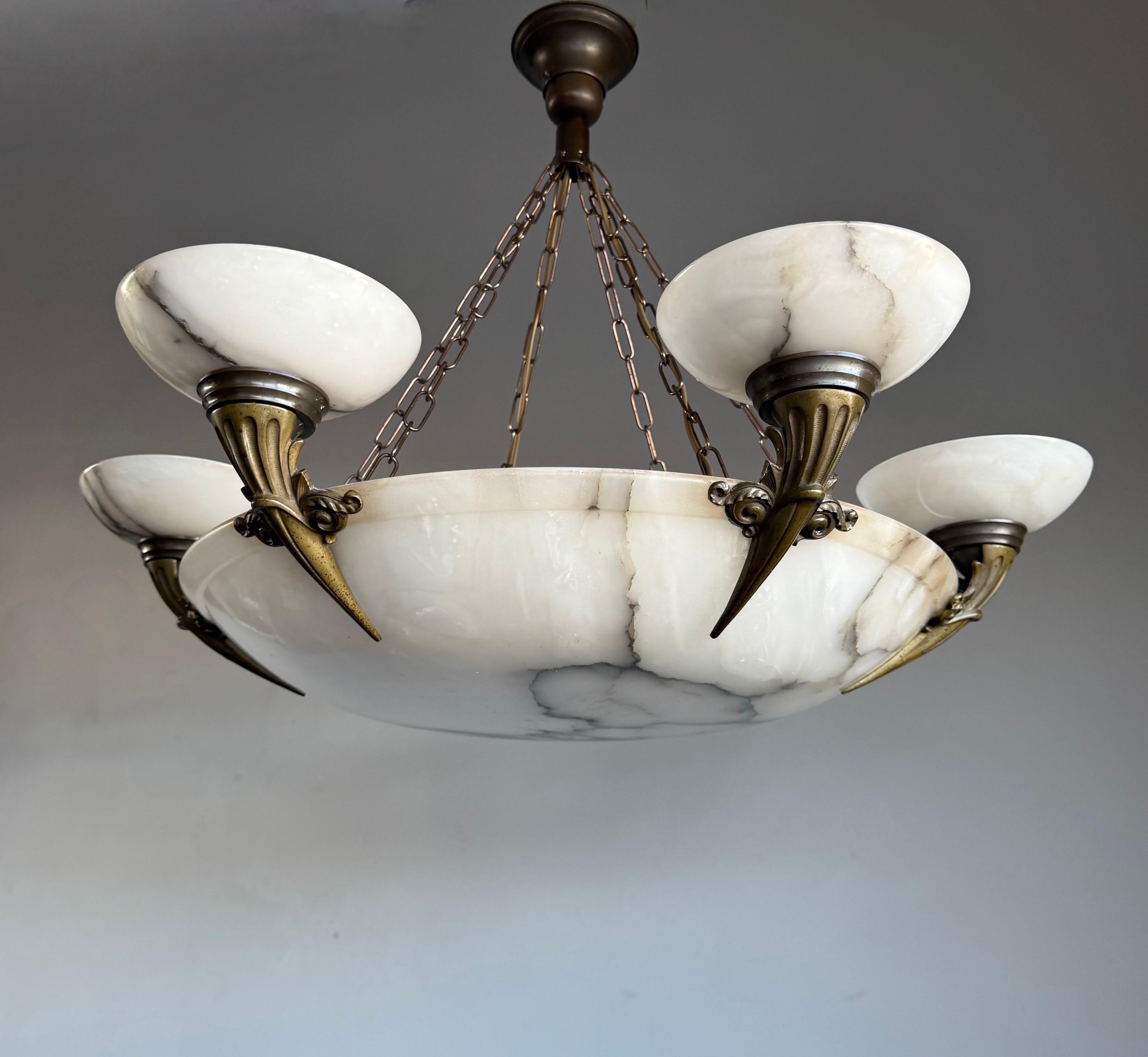 XX secolo Enorme lampadario a sospensione in alabastro bianco e nero da 33 Ø