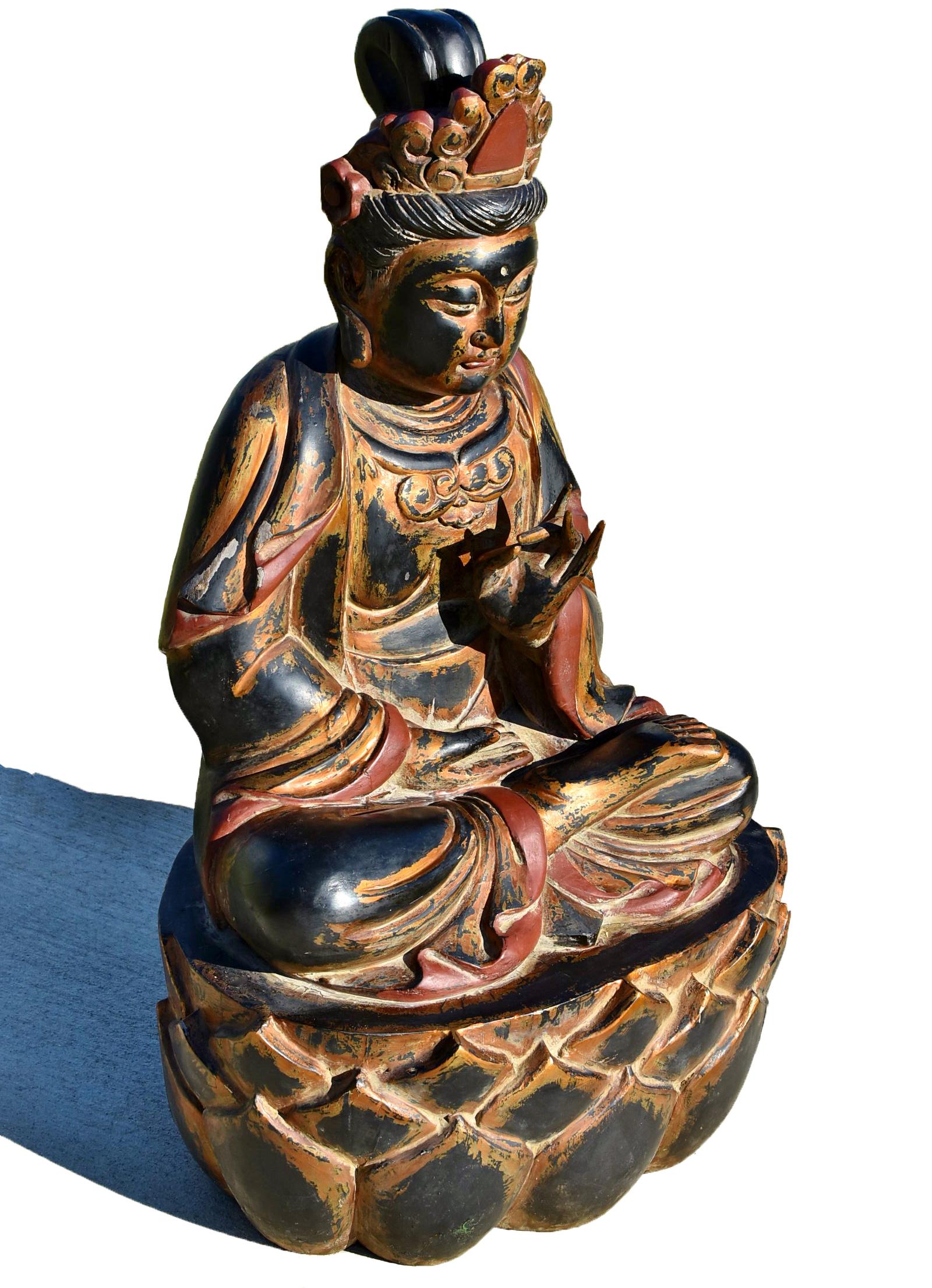 Una magnifica statua gigante dorata di Amitabha Buddha, scolpita da un unico blocco di legno massiccio. Seduto in dhyana asana su un alto trono di loto, il volto pieno e rotondo del Buddha, segno distintivo dello stile Tang Dynasty, è ornato da