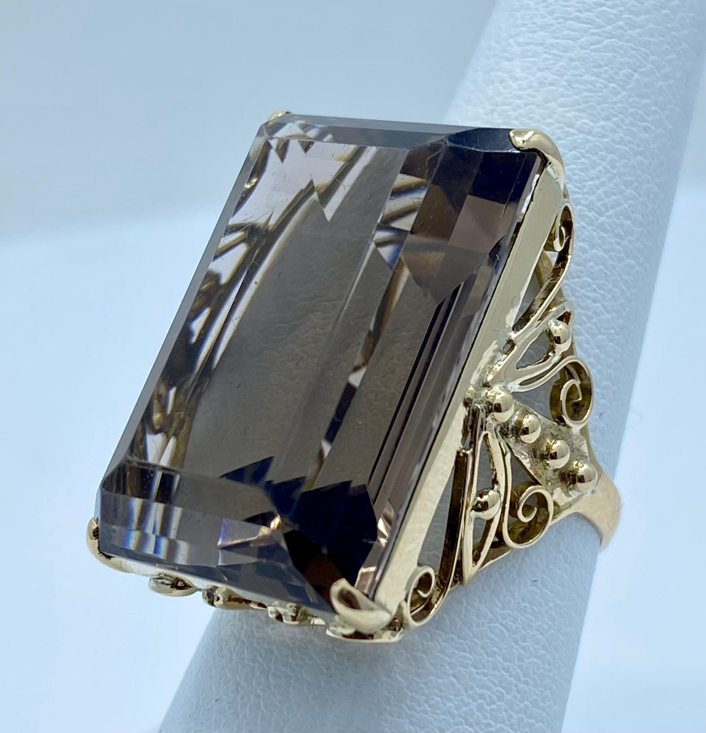 Fabulous Vintage, sehr groß und auffällig, etwa 40 Karat, Smaragdschliff braunen Topas Ring ist wunderschön individuell gestaltet. Die Fassung aus 14-karätigem Gelbgold weist auf allen vier Seiten des Rings zarte und fantasievolle Blätter- und