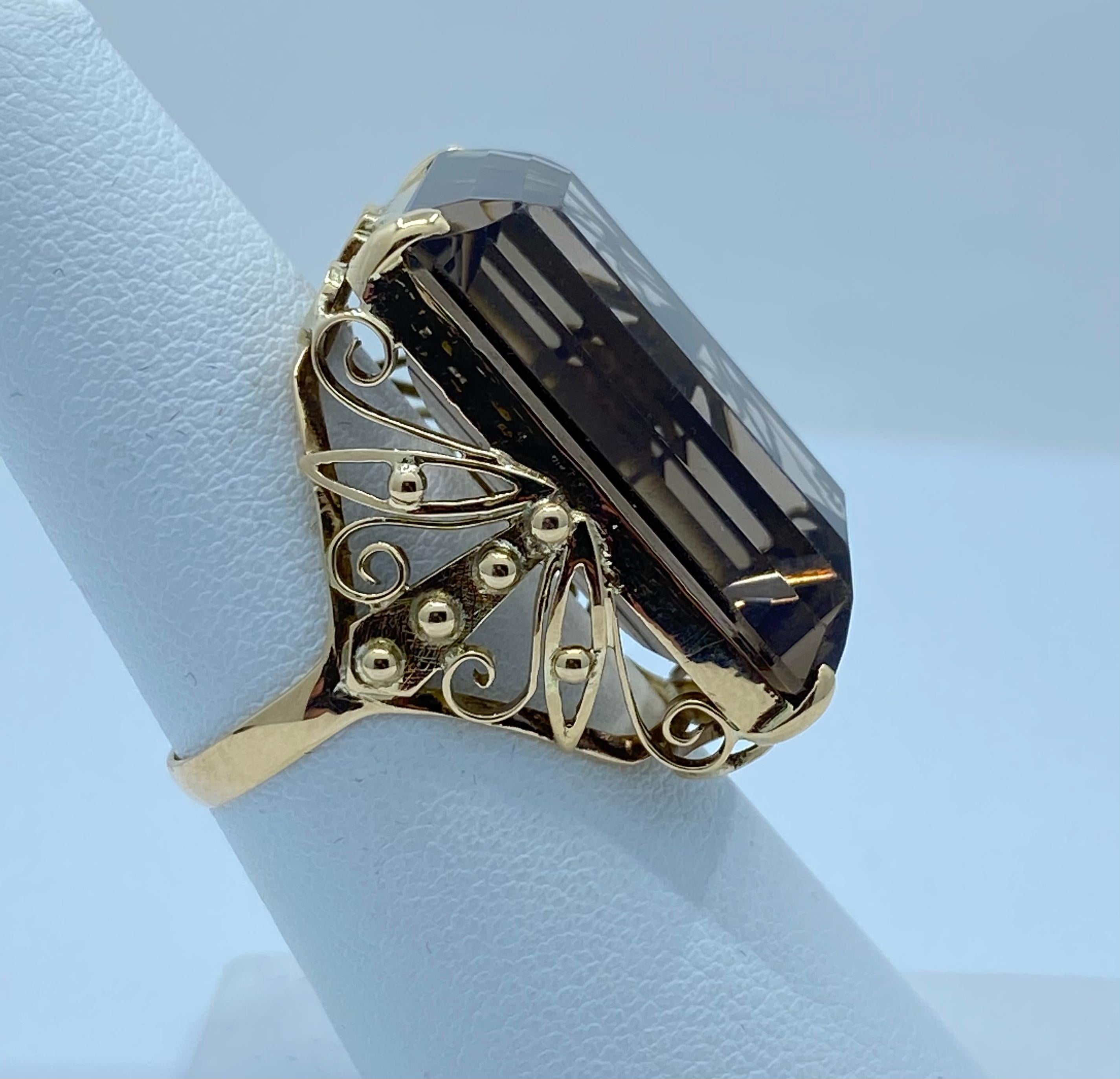 Riesiger 40 Karat Brauner Topas im Smaragdschliff Gelbgold Cocktail-Statement-Ring (Kunsthandwerker*in)