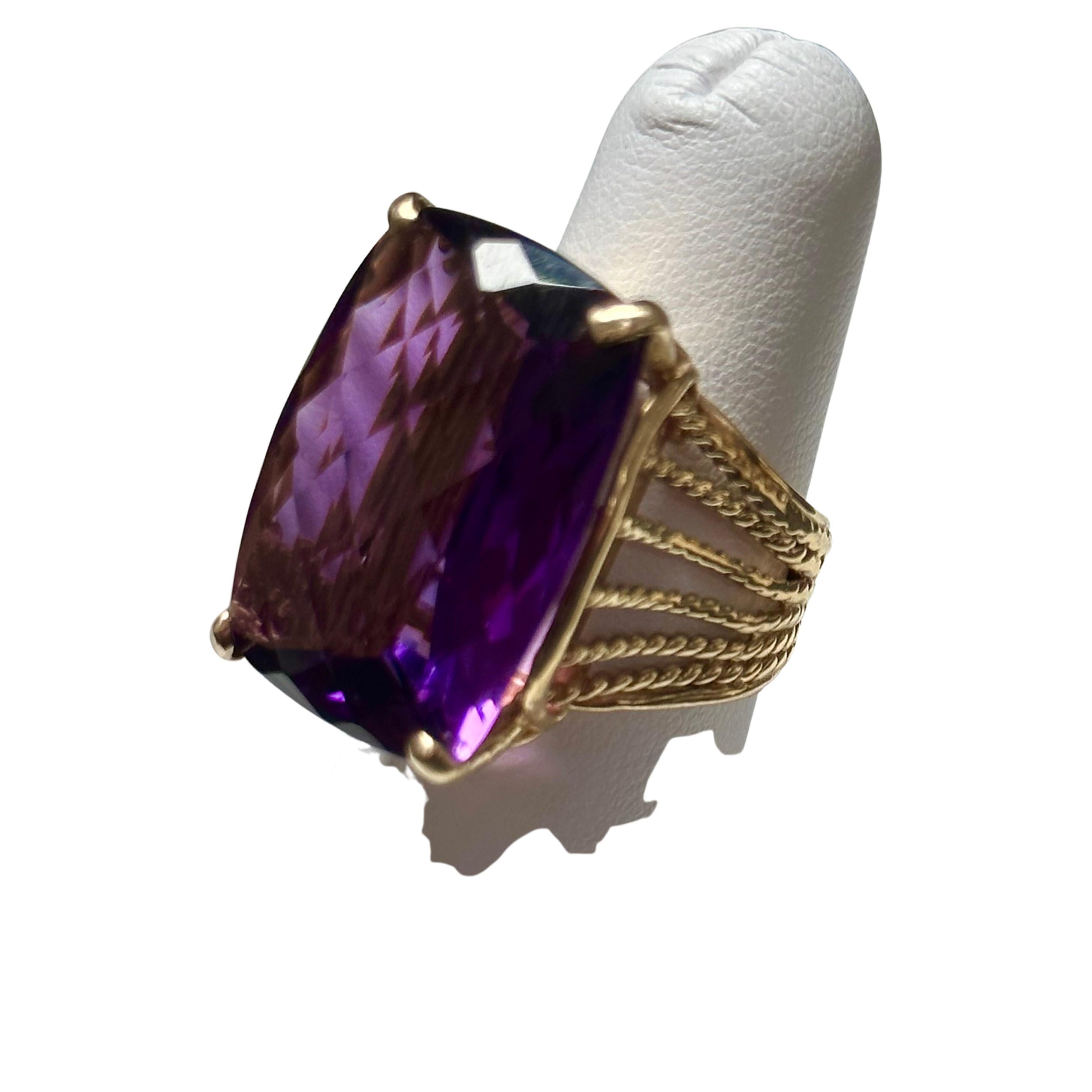  Ti presentiamo il nostro squisito anello cocktail vintage, un vero capolavoro di gioielleria. Questo splendido pezzo presenta un'ametista naturale massiccia di circa 40 carati con taglio a scacchiera e incastonata nell'oro. L'ametista misura 18 x