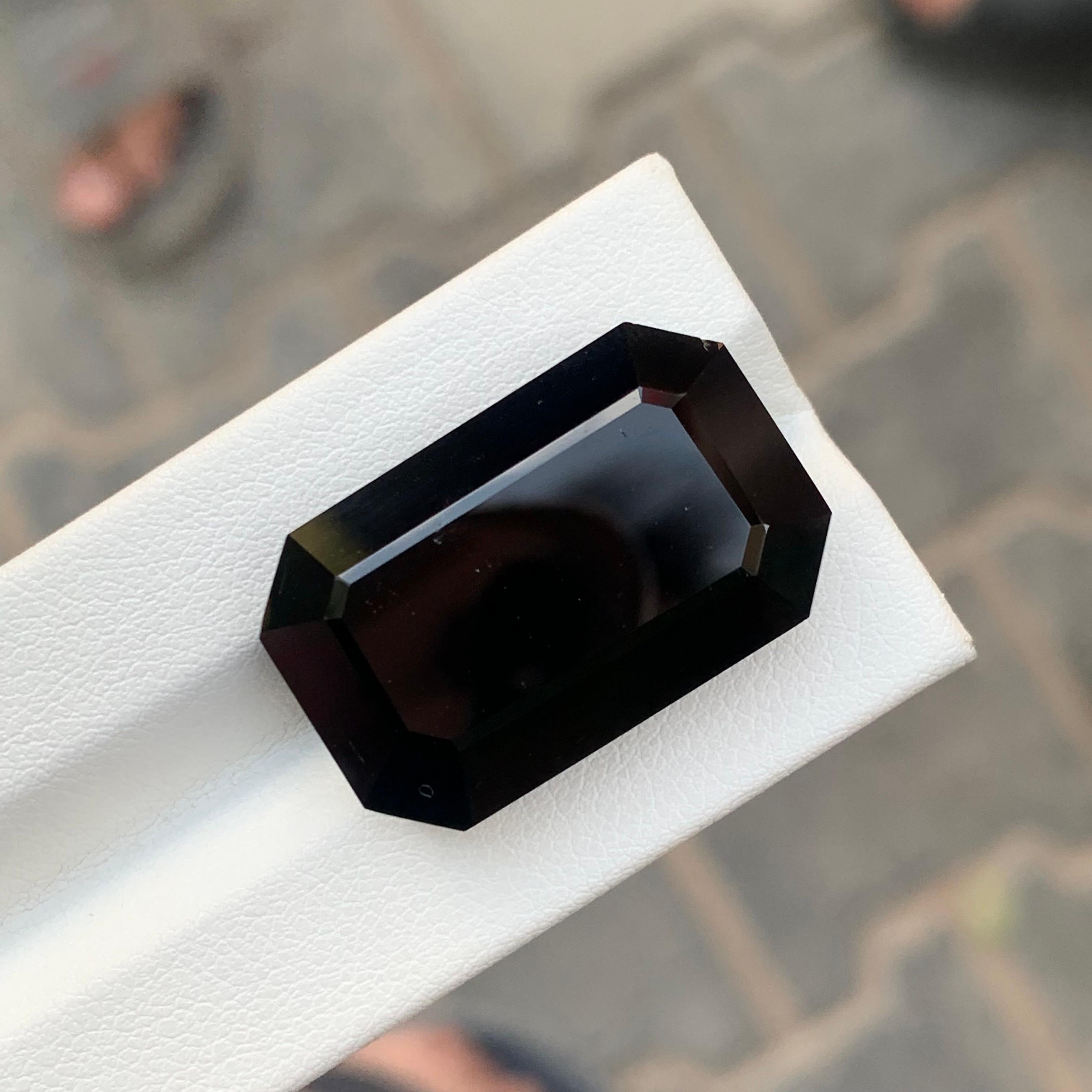 Enorme gemma sfusa di tormalina nera a forma di smeraldo da 43,30 carati in vendita 4