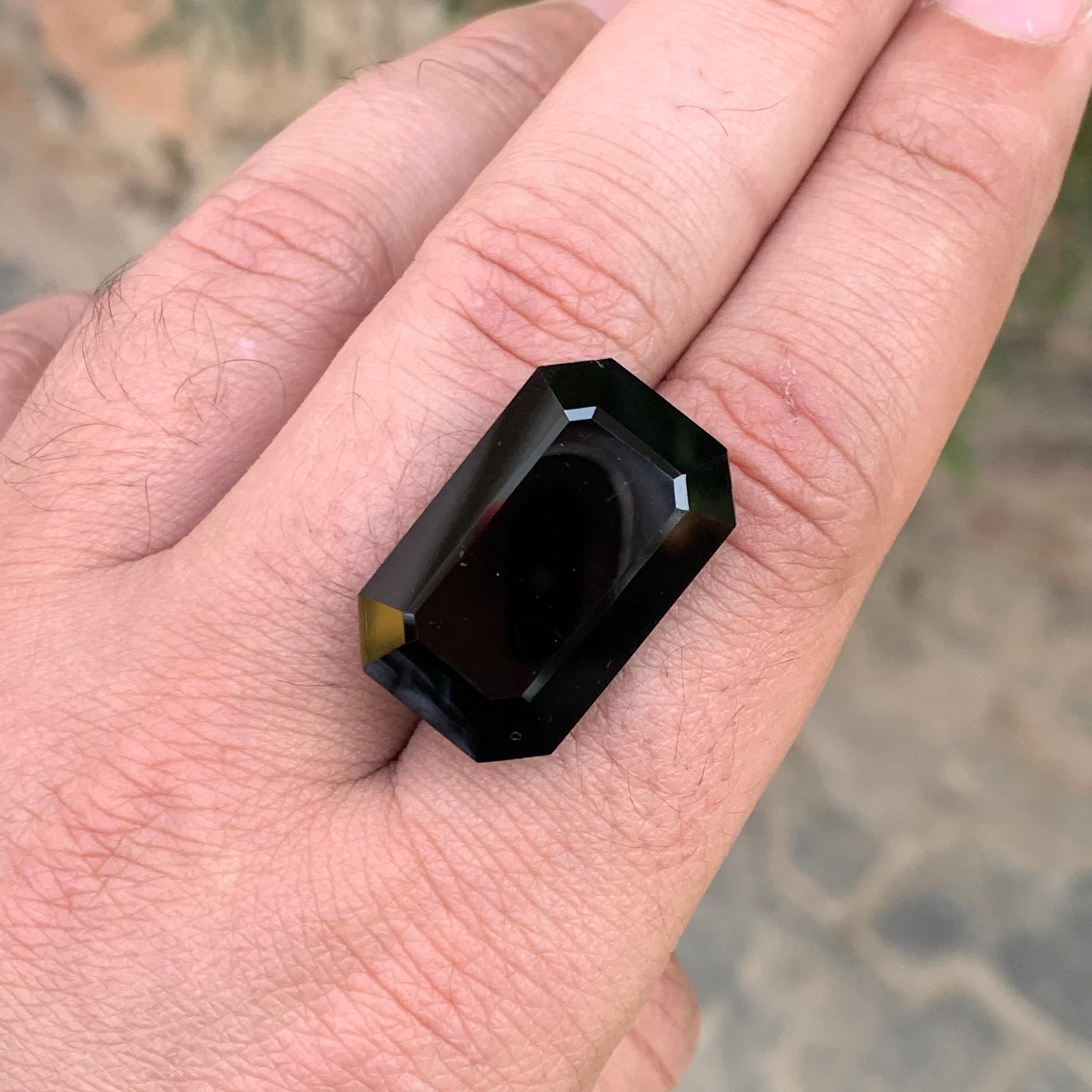 Tormalina nera sfusa 
Peso: 43,30 Carati 
Dimensioni: 26x16.4x11.7 Mm
Origine: Pakistan 
Colore: nero
La tormalina nera, nota anche come schorl, è una potente pietra protettiva famosa per la sua capacità di assorbire e respingere l'energia negativa.