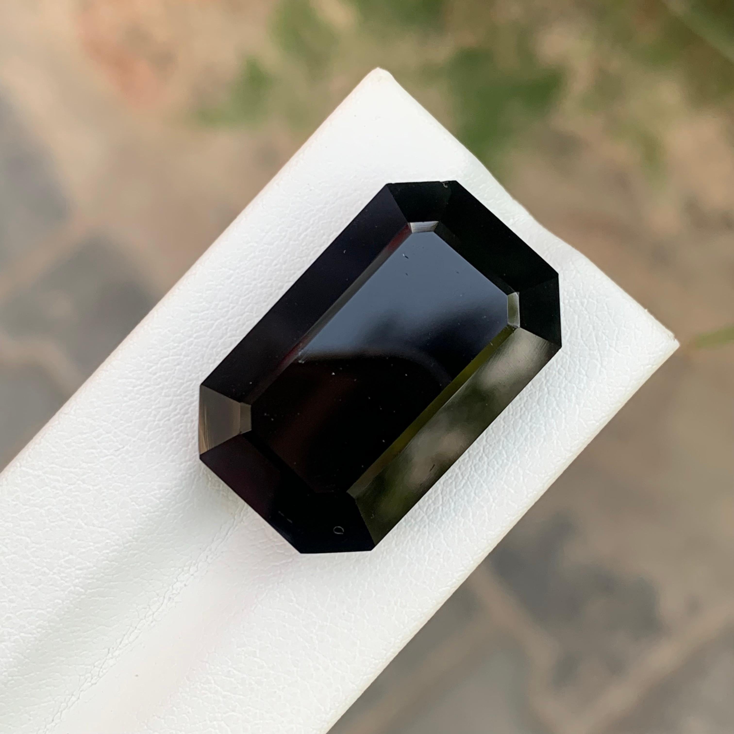 da uomo o donna Enorme gemma sfusa di tormalina nera a forma di smeraldo da 43,30 carati in vendita