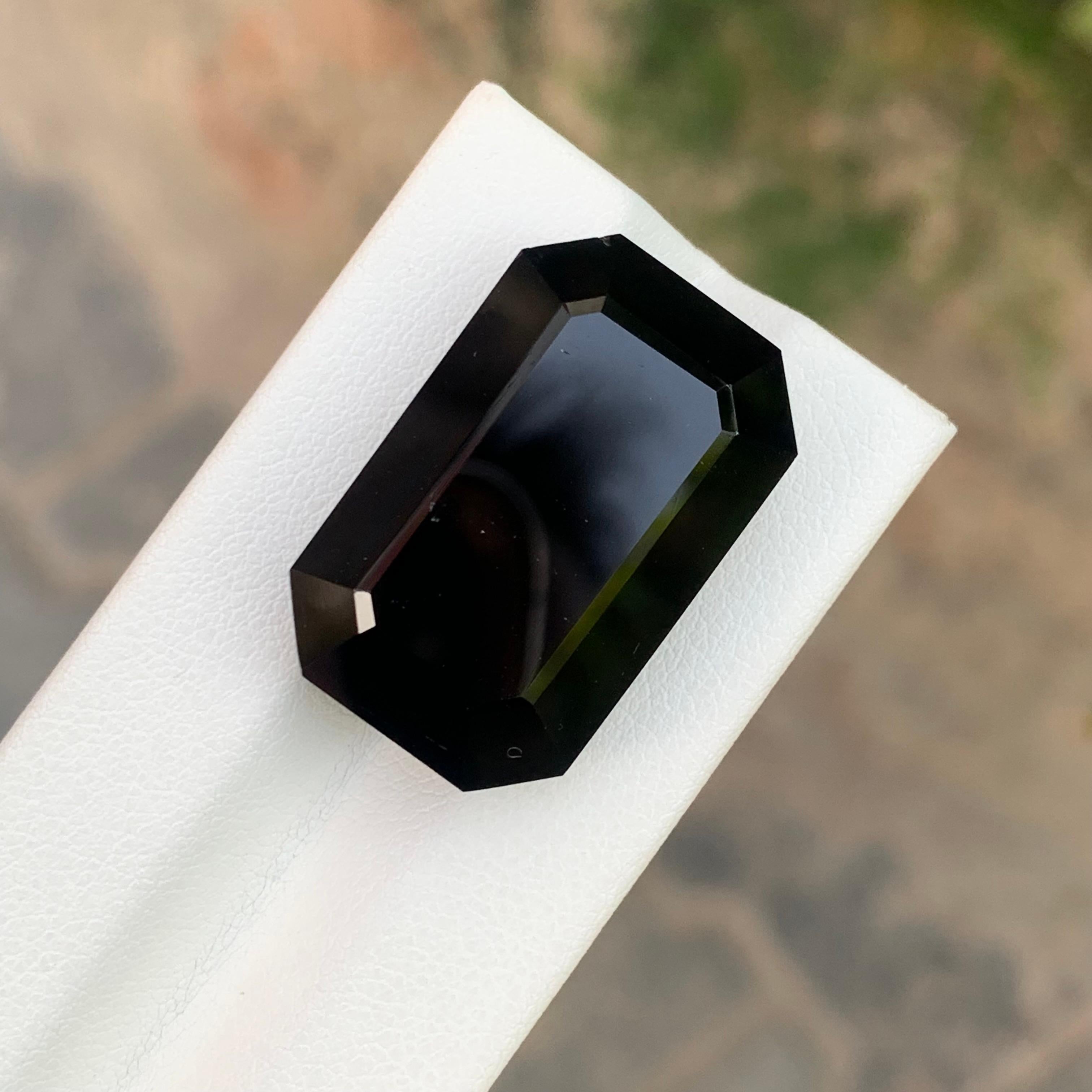 Enorme gemma sfusa di tormalina nera a forma di smeraldo da 43,30 carati in vendita 1