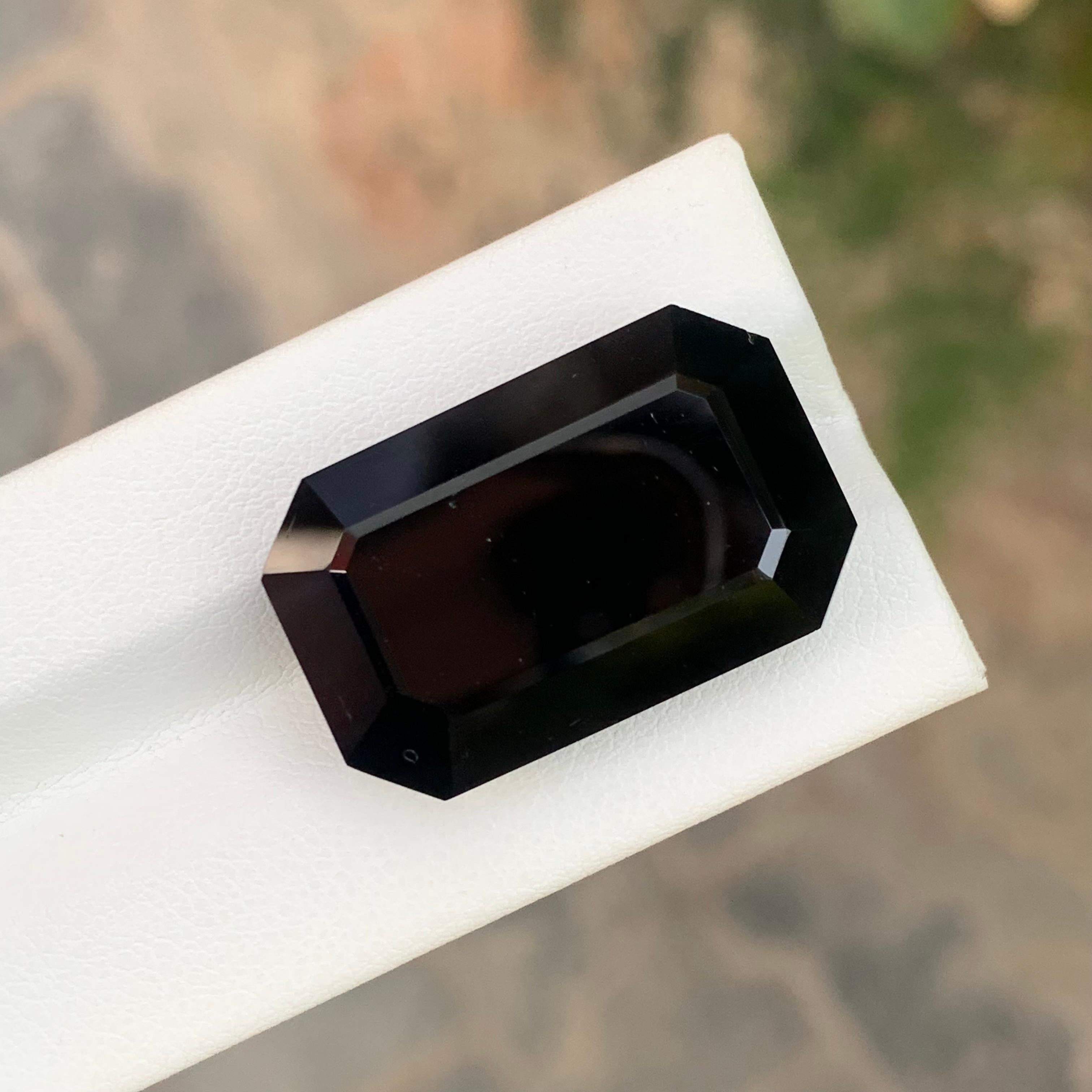 Enorme gemma sfusa di tormalina nera a forma di smeraldo da 43,30 carati in vendita 2