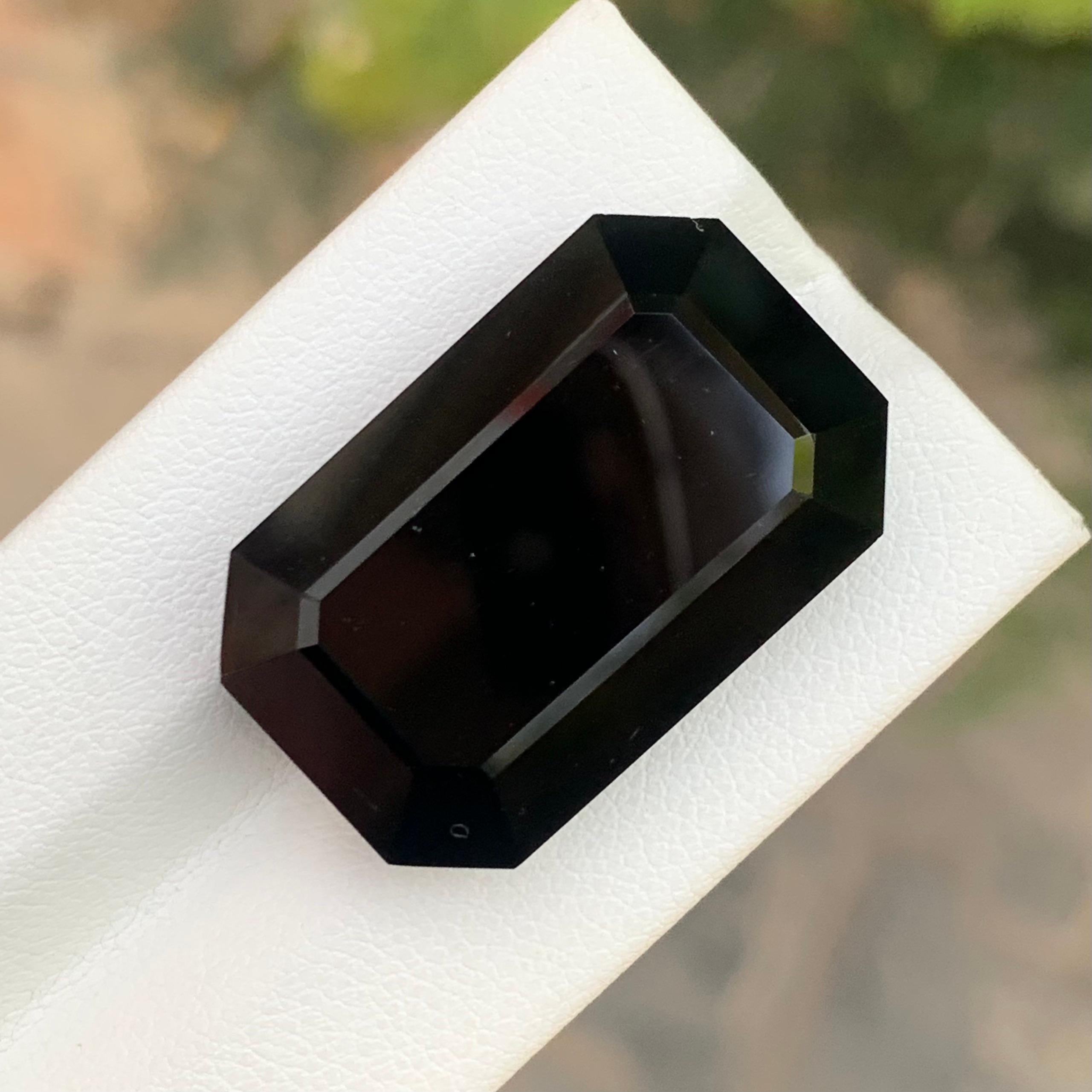 Enorme gemma sfusa di tormalina nera a forma di smeraldo da 43,30 carati in vendita 3