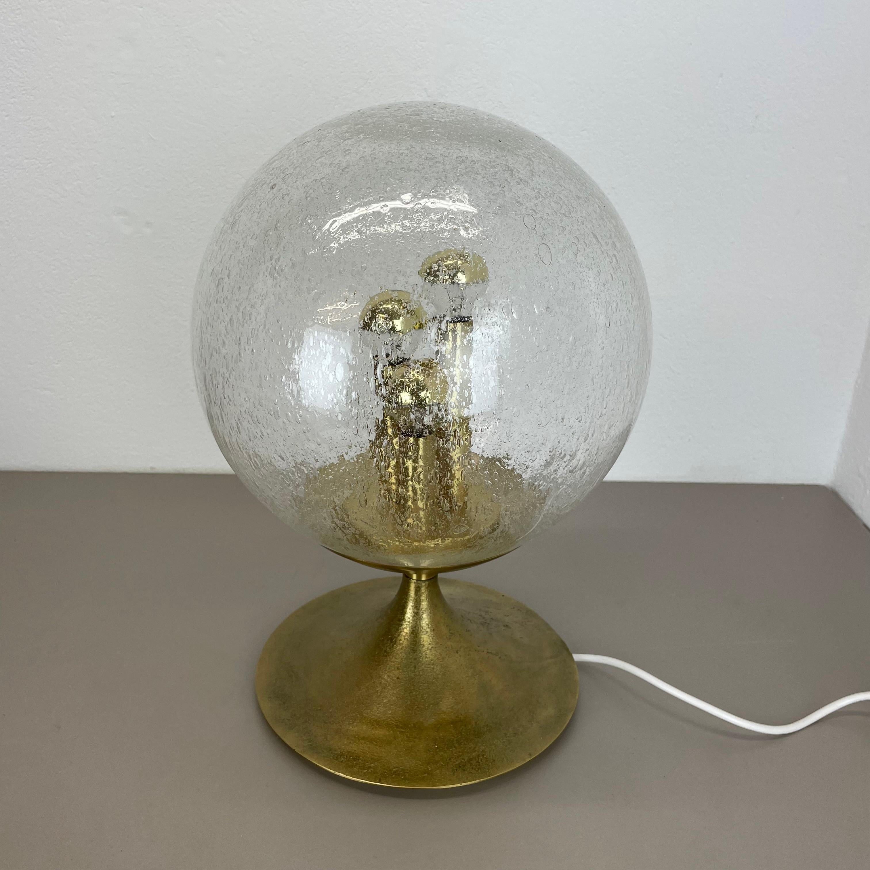 Artículo:

lámpara de mesa modernista de latón con gran pantalla de bola de cristal


Origen:

Italia


Década:

1970s



Esta original lámpara vintage se diseñó y fabricó en los años setenta en Italia. La luz está hecha de latón con una bonita