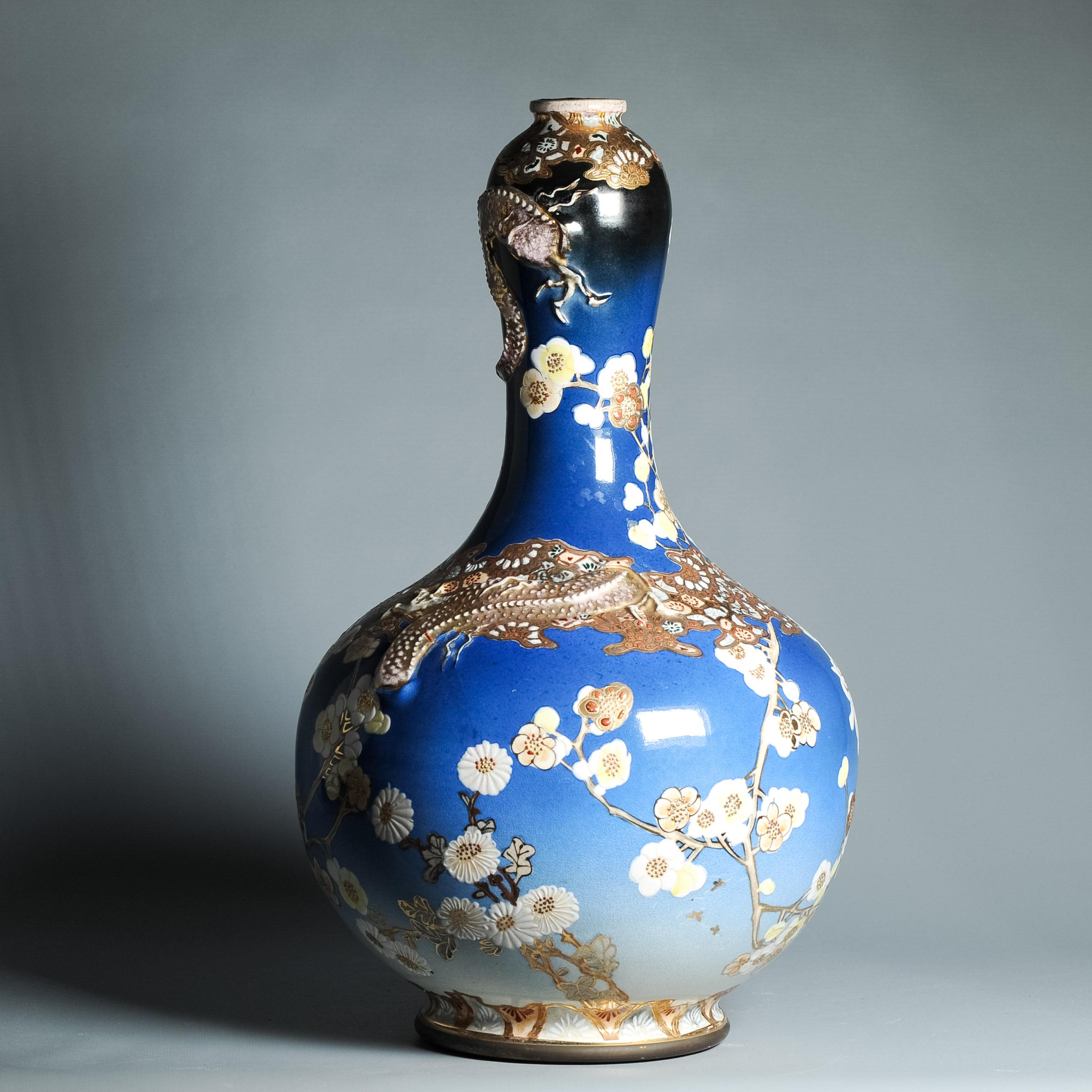 Fabuleux vase Satsuma en faïence japonaise de grande forme et scène. Style Taizan Yohei. Période Meiji
Elle a été transformée en lampe, avec un trou dans la base, un bouchon dans le col et un anneau de bronze sur le bord de la base.

bonhams
